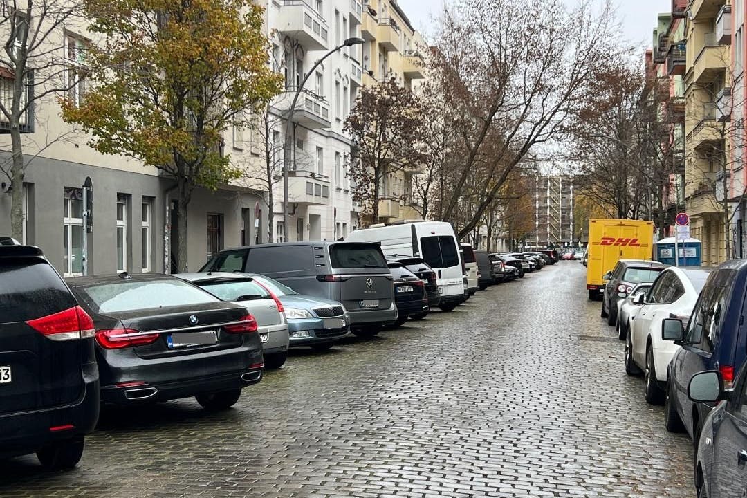 Noch ist das Querparken in der Dirschauer Straße (links) erlaubt