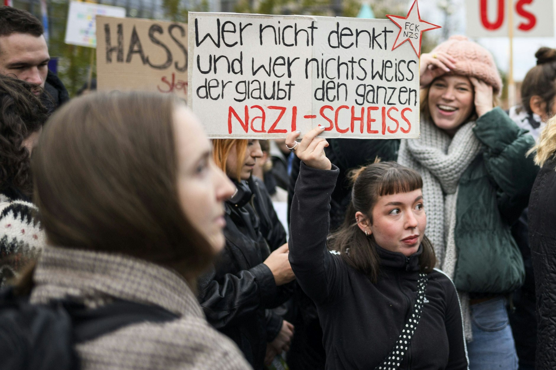 Kein Wochenende ohne Demos: Vor allem am Samstag gehen in Berlin gern Menschen auf die Straße, kämpfen für ihre politischen Ansichten.