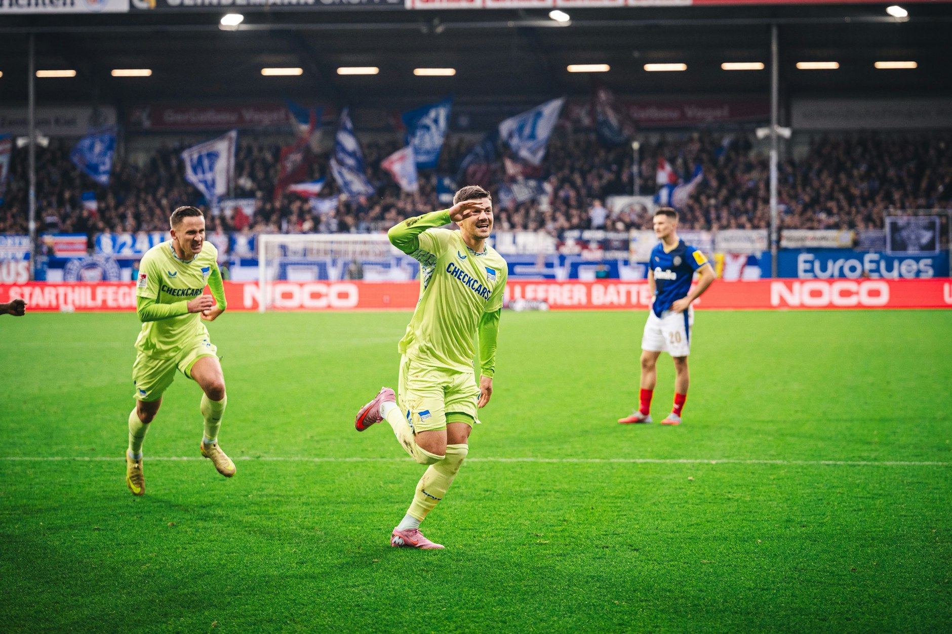 Dawid Kownacki (Mitte) bejubelt seinen Siegtreffer für Hertha BSC bei Holstein Kiel.