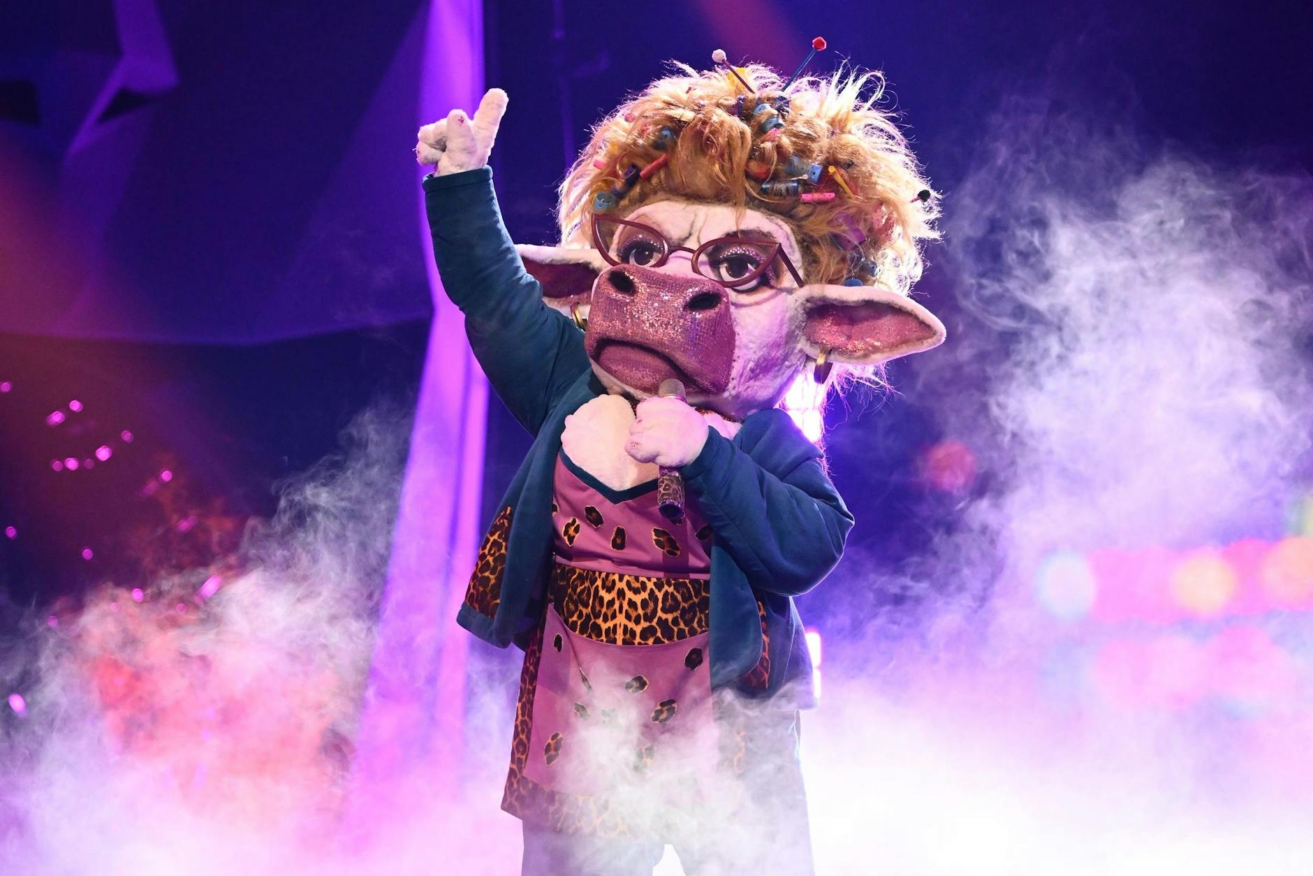 Ist Annette Frier die Kuh Muuhnika bei „Masked Singer“ - oder steckt doch Meltem Kaptan im Kostüm? Die lustige Figur verwirrt alle!