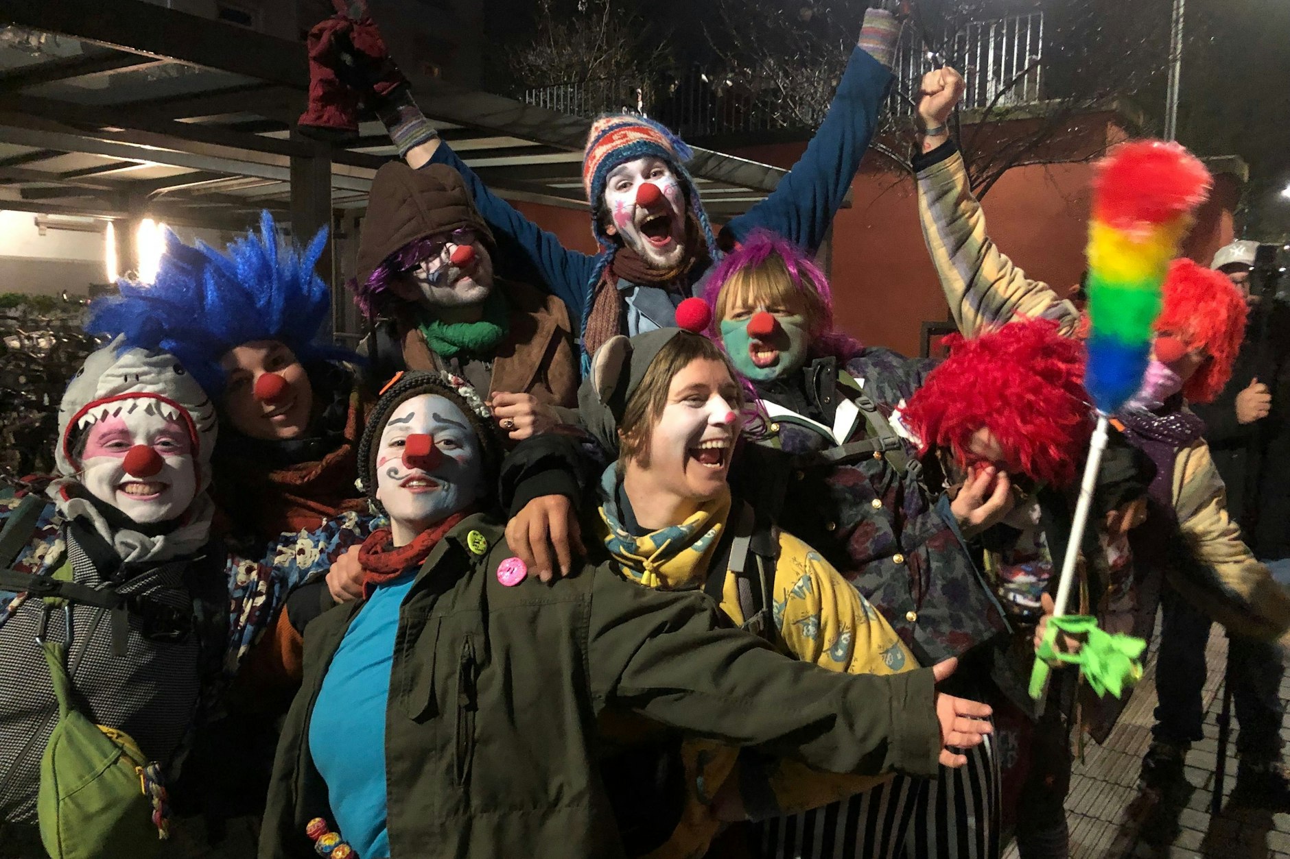 Protestierende gegen die Gründung der neuen AfD-Jugendorganisation versammeln sich am Bahnhof in Gießen.