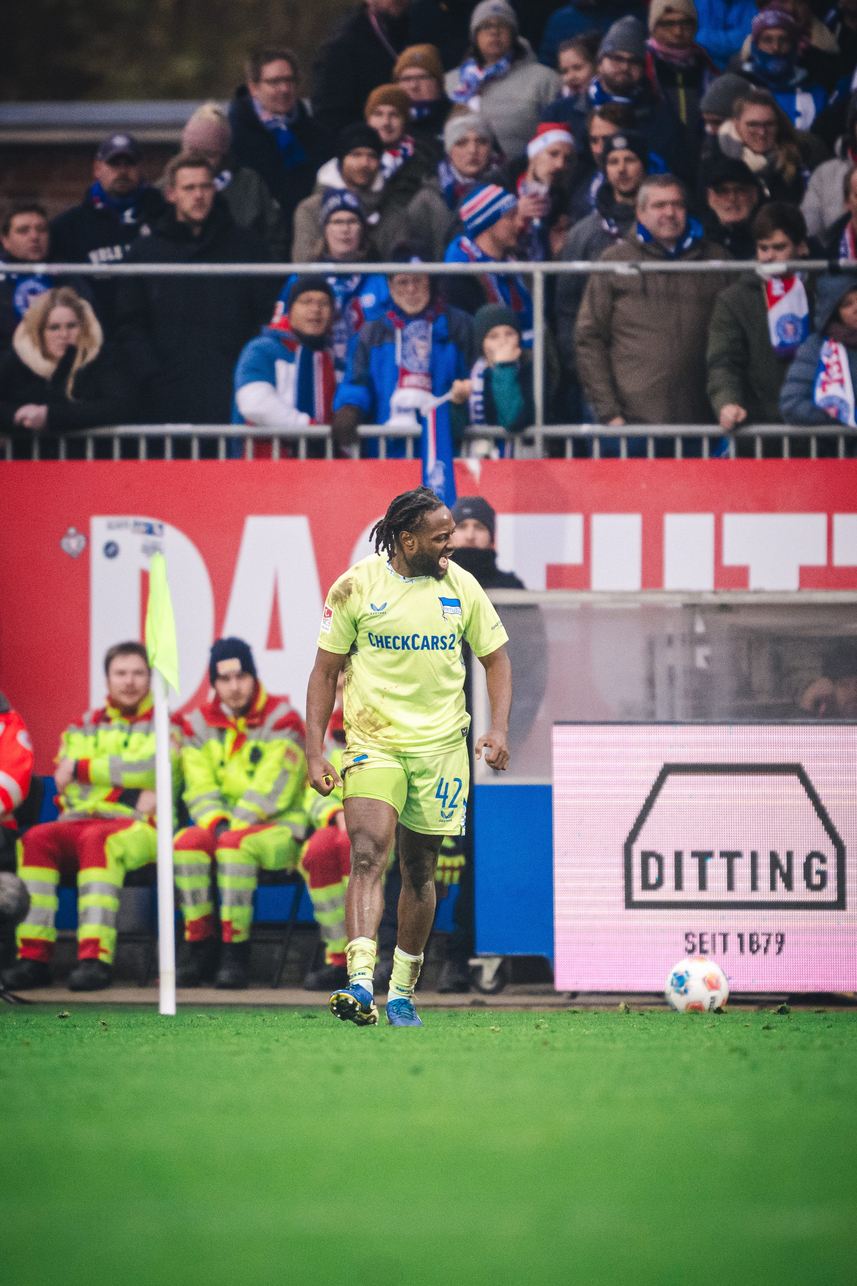 Hertha-Kämpfer mit Kunst-Grätsche! Ich vermisse Zeefuik im Pokal