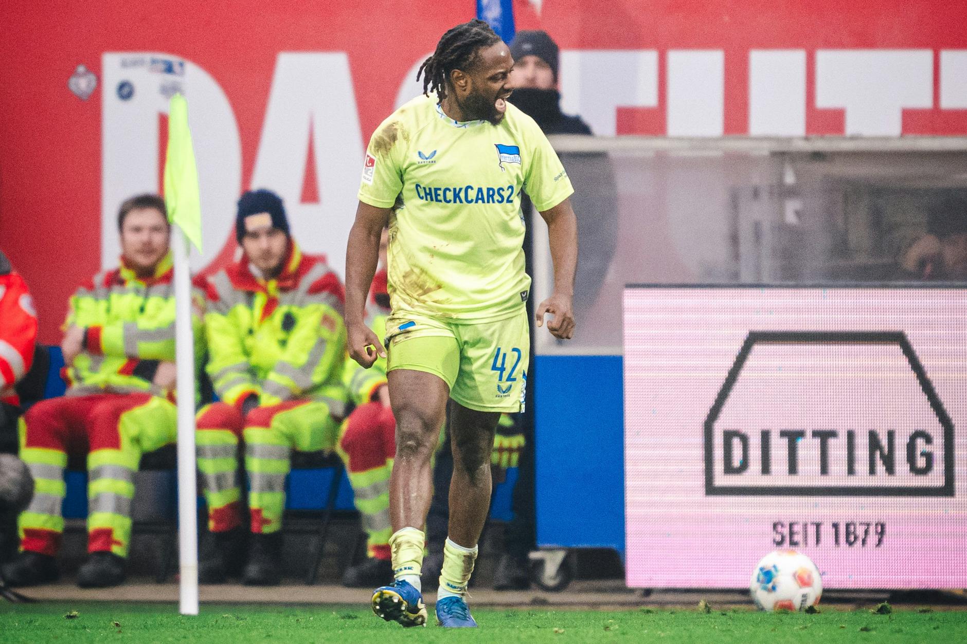 Gut gebrüllt Löwe! Herthas Kämpfer Deyo Zeefuik feiert sich nach seiner Kunst-Grätsche selbst.