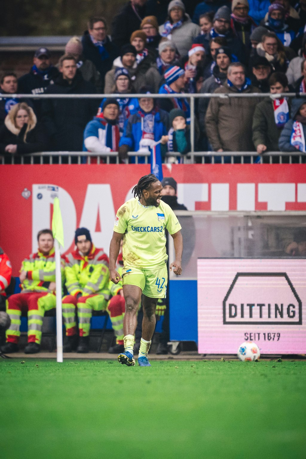 Hertha-K-mpfer-mit-Kunst-Gr-tsche-Ich-vermisse-Zeefuik-im-Pokal