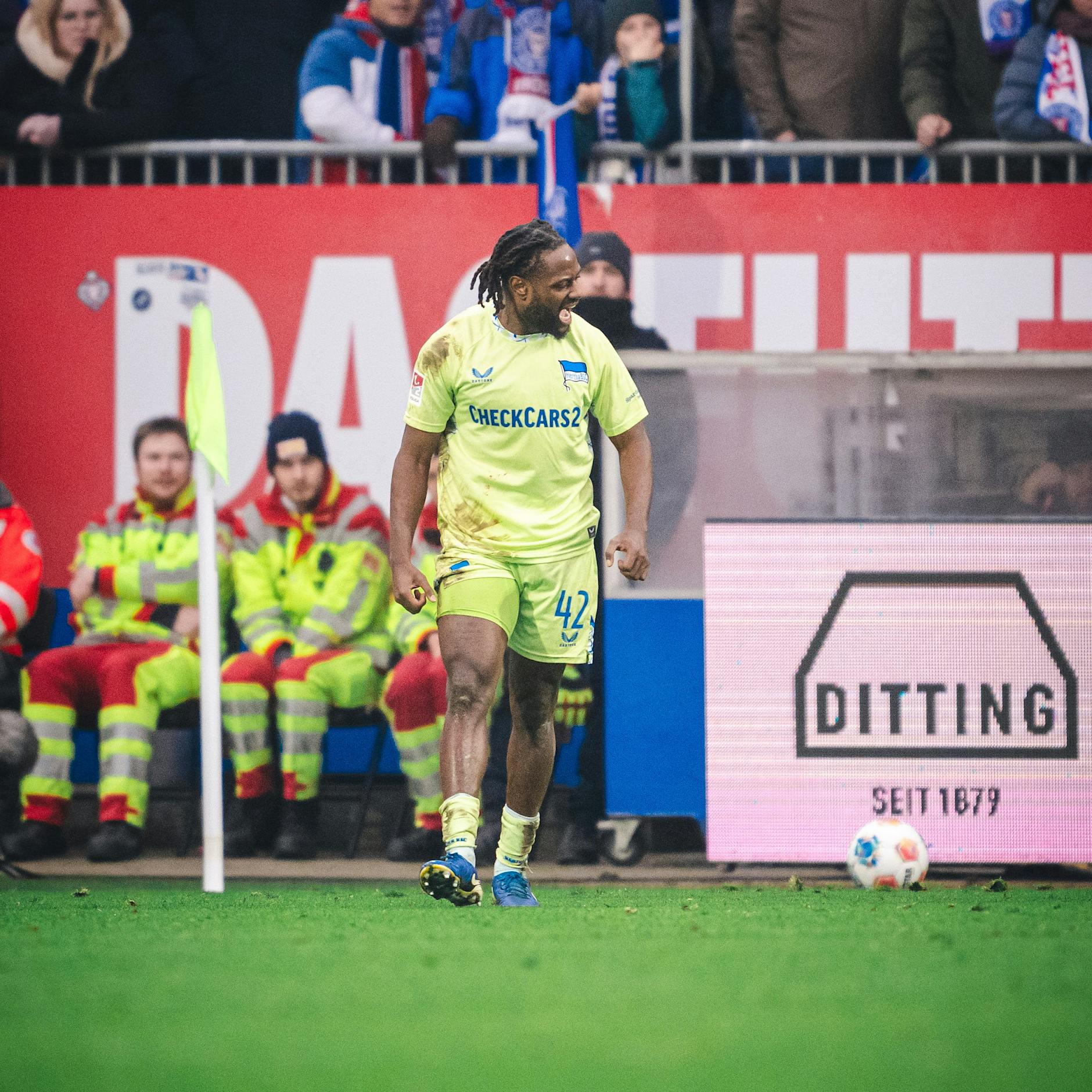 Hertha-Kämpfer mit Kunst-Grätsche! Ich vermisse Zeefuik im Pokal