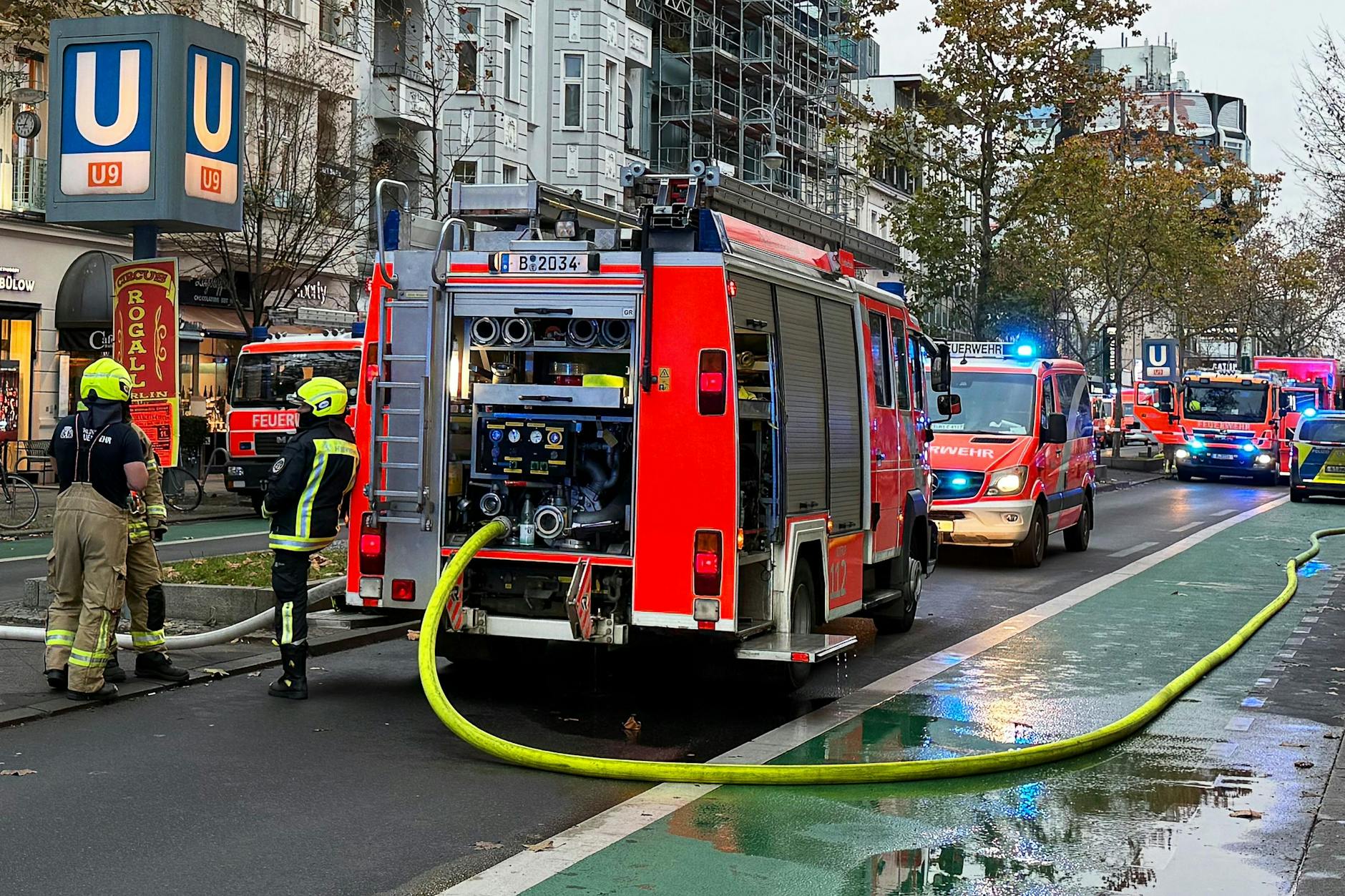 Einsatzfahrzeuge der Feuerwehr stehen am U-Bahnhof Schloßstraße in Steglitz.