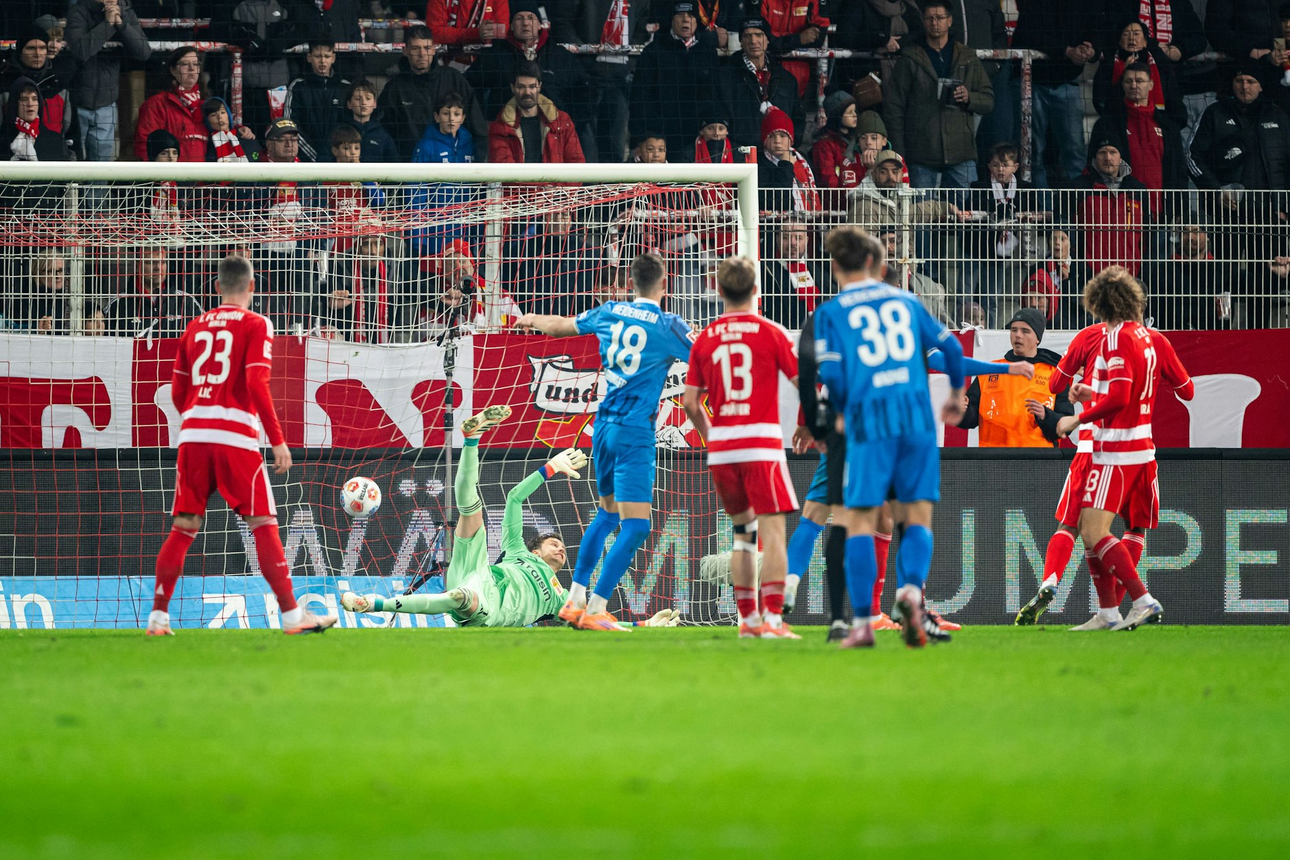 Unfassbar. In der 95. Minute schlägt es ein zum 1:2.
