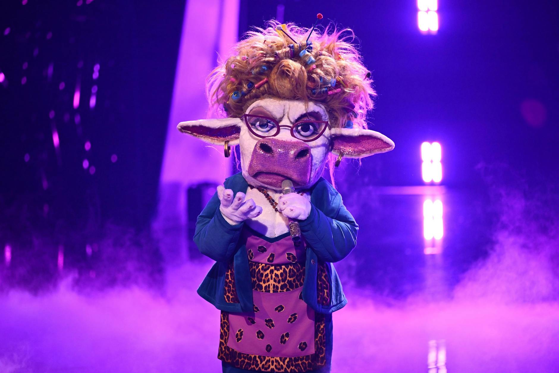 Schlechte Laune, guter Gesang: Der Star in Muuhnika bei „Masked Singer“ spielt die Rolle wundervoll. Doch welcher Promi leiht der Kuh die Stimme?