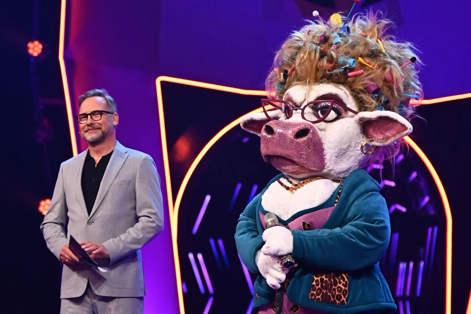 Matthias Opdenhövel mit Kuh Muuhnika bei „Masked Singer“. Im Kostüm soll Komikerin Meltem Kaptan stecken. Ob das stimmt? Opdenhövel weiß es!