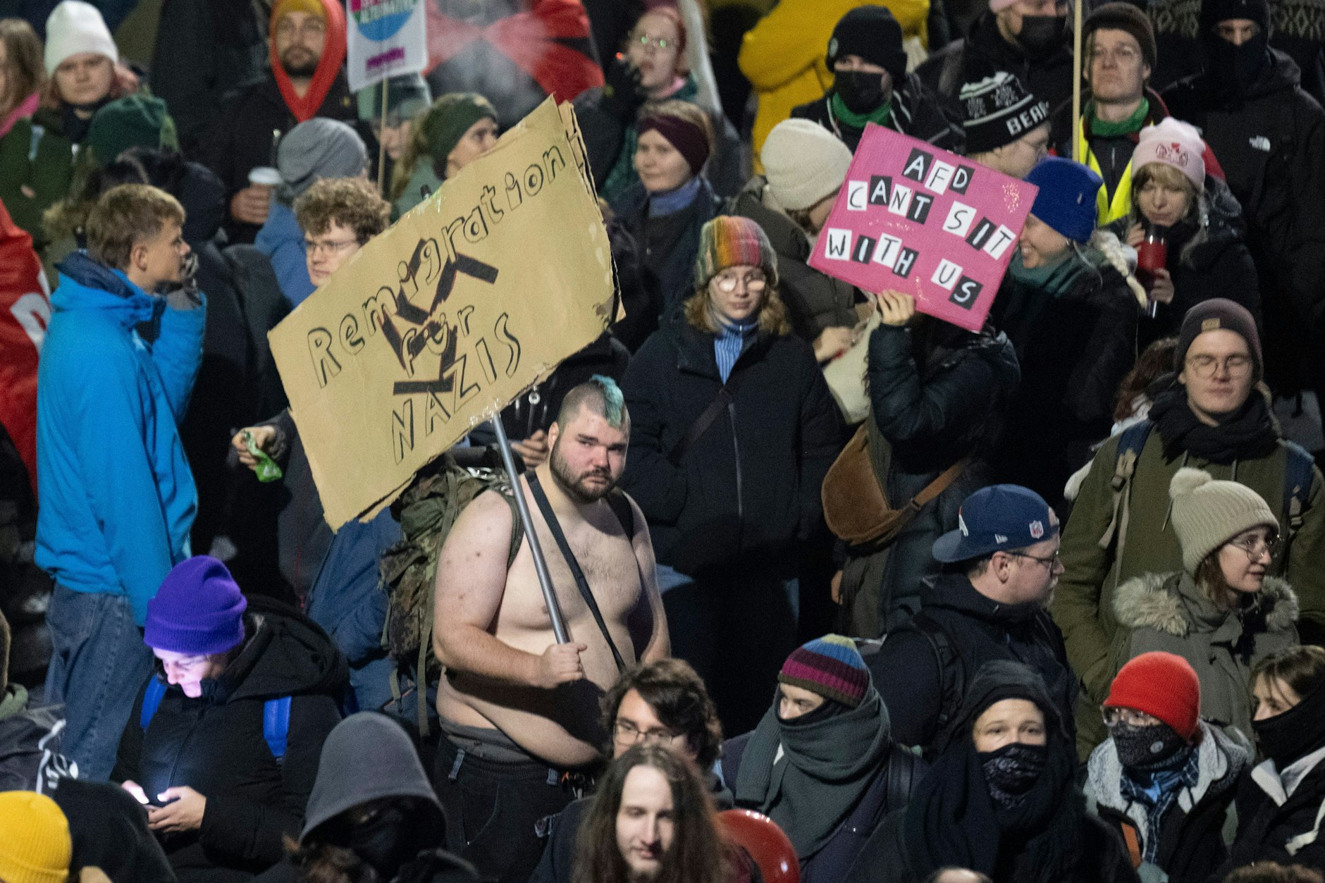 Teilnehmer unterschiedlicher Organisationen protestieren in Gießen gegen die Gründungsversammlung der neuen AfD-Jugendorganisation.