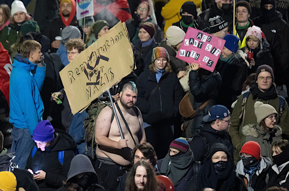 Teilnehmer unterschiedlicher Organisationen protestieren in Gießen gegen die Gründungsversammlung der neuen AfD-Jugendorganisation.