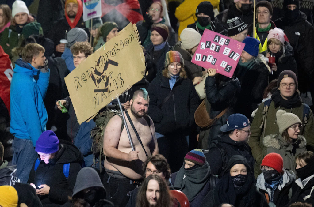 Trommeln im Morgengrauen: Massenprotest gegen AfD-Jugendgründung in Gießen