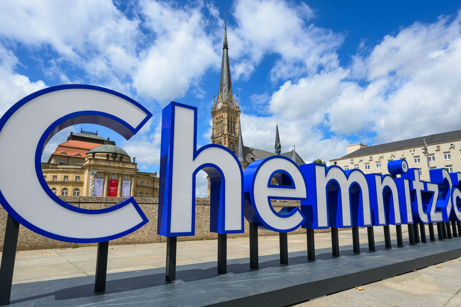 Schriftzug am Theaterplatz in Chemnitz