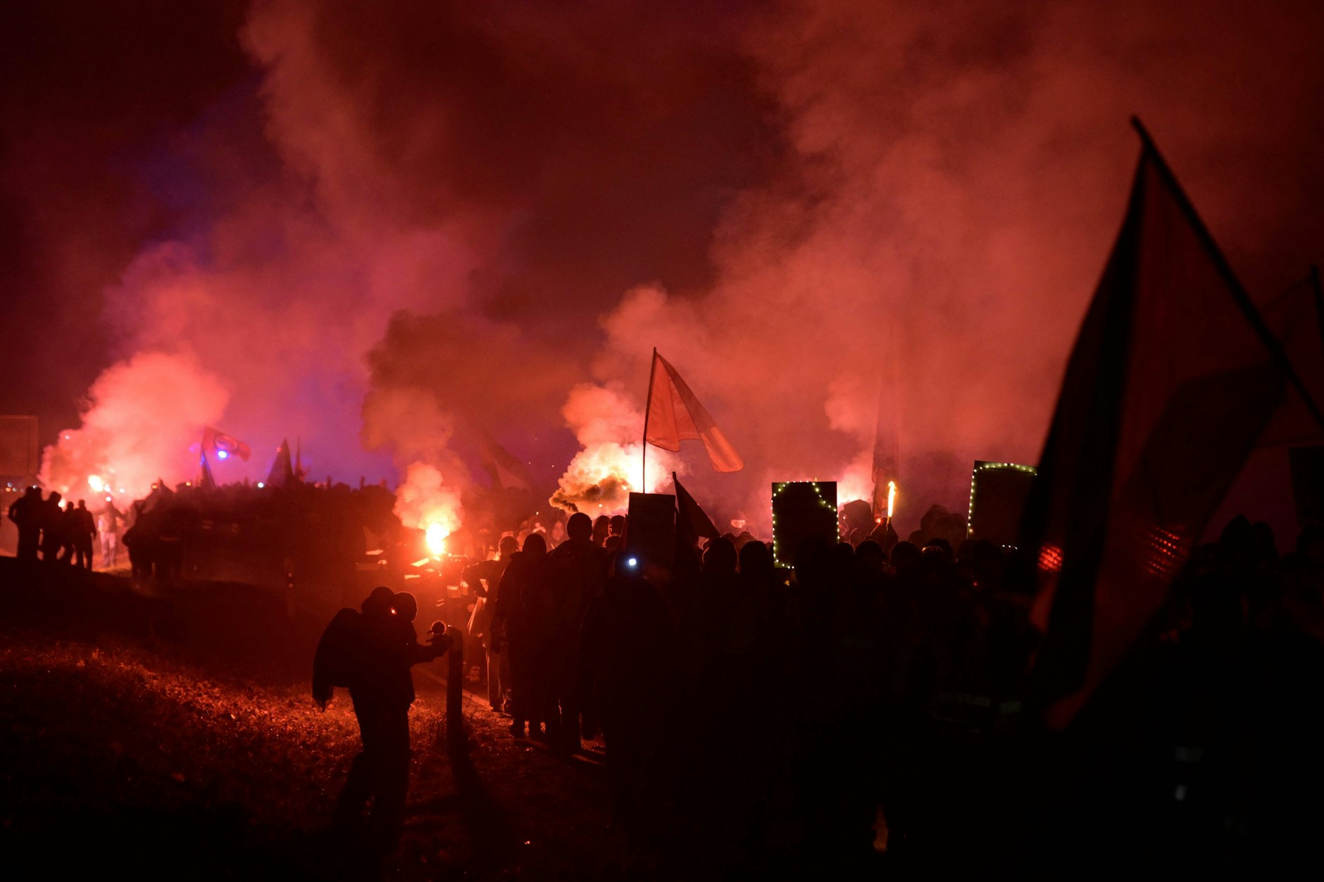 Schon am frühen Morgen machten die Demonstranten in Gießen gegen die AfD mobil. 50.000 Menschen sollen zum Protestieren am Samstag in die Stadt kommen.