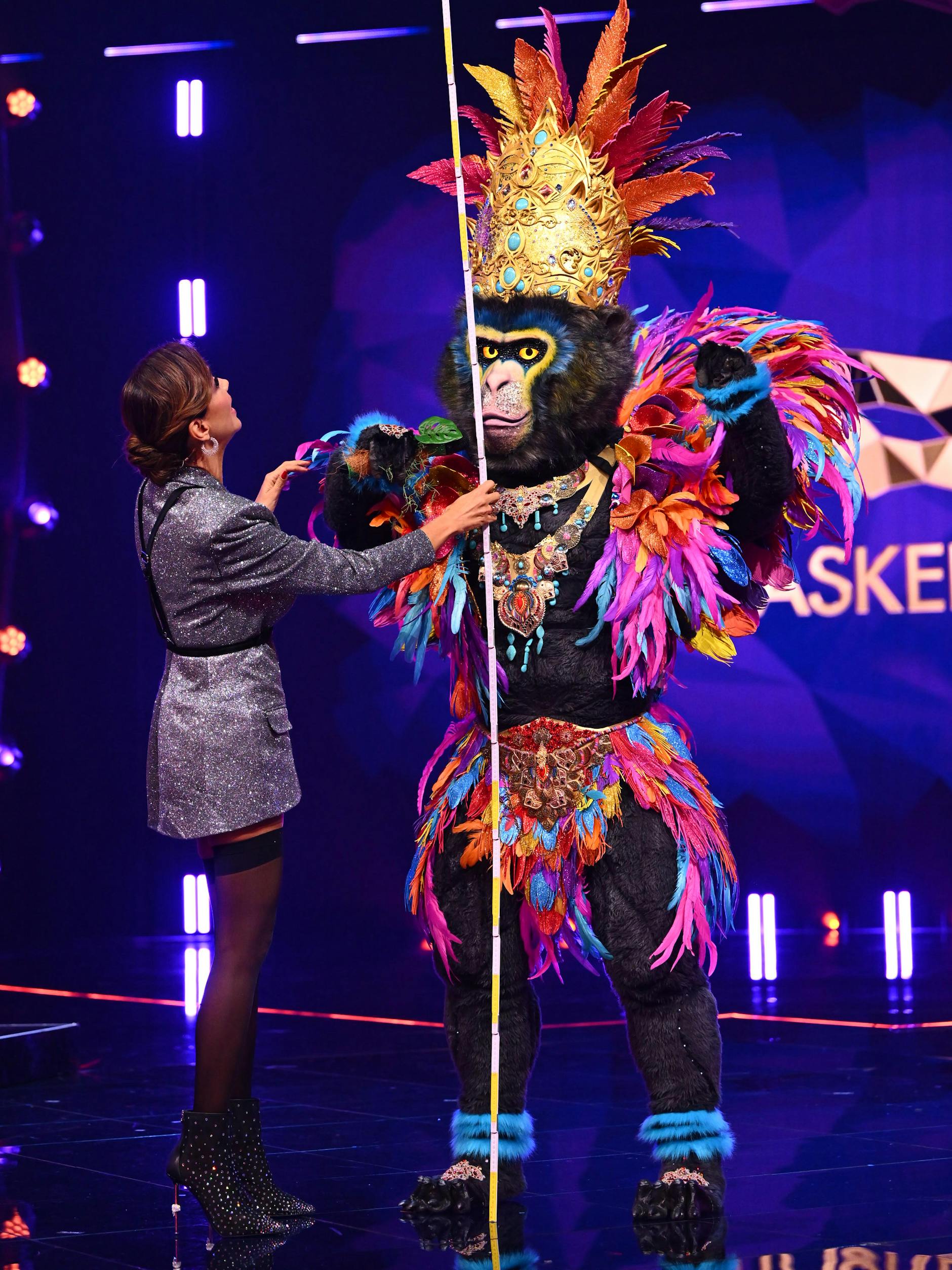 Verona Pooth ging schon auf Tuchfühlung mit dem King bei „Masked Singer“, als sie seine Größe vermessen wollte.