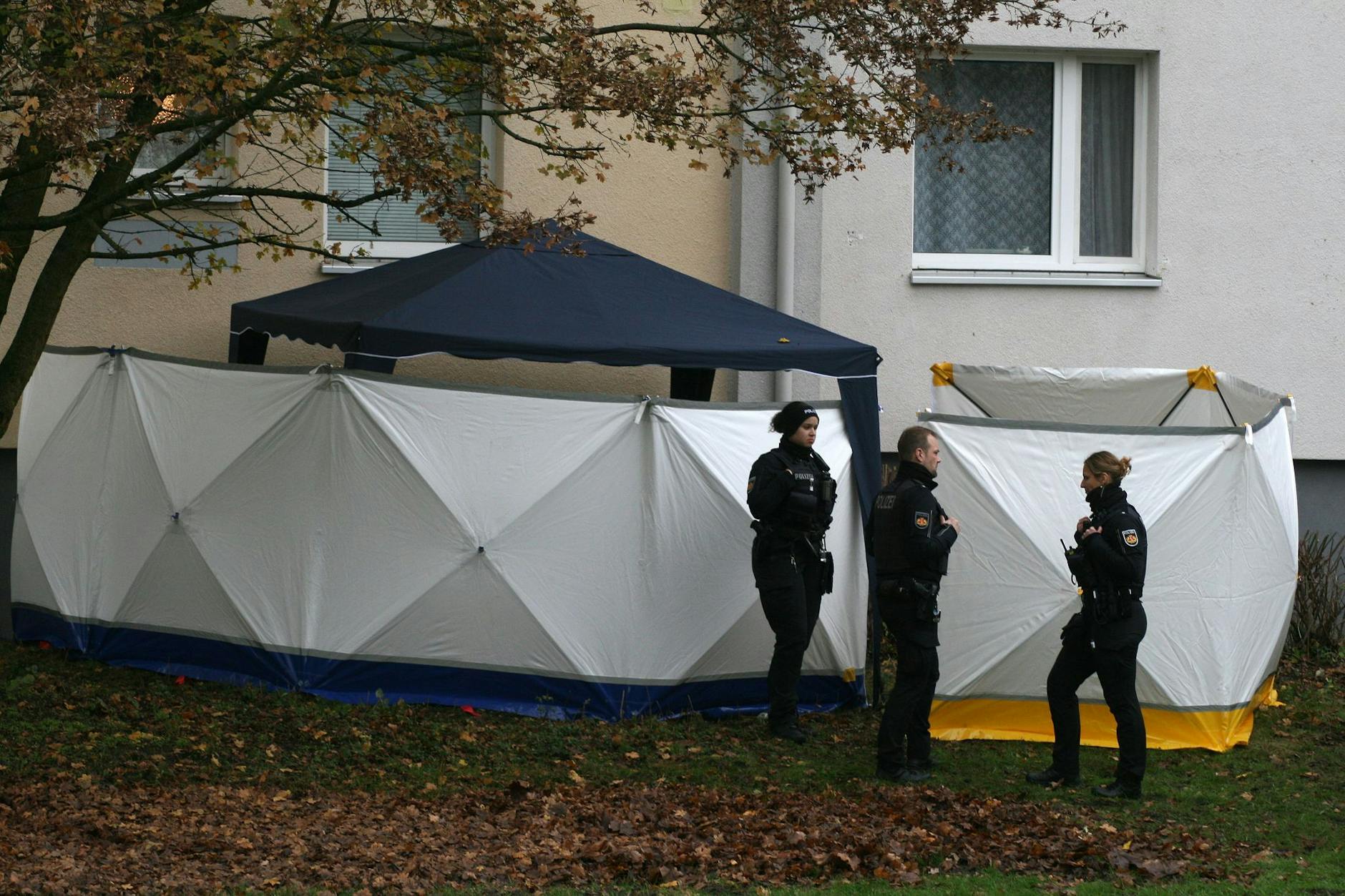 Polizisten an der Unglücksstelle: Hier stürzte das Mädchen aus dem Fenster.