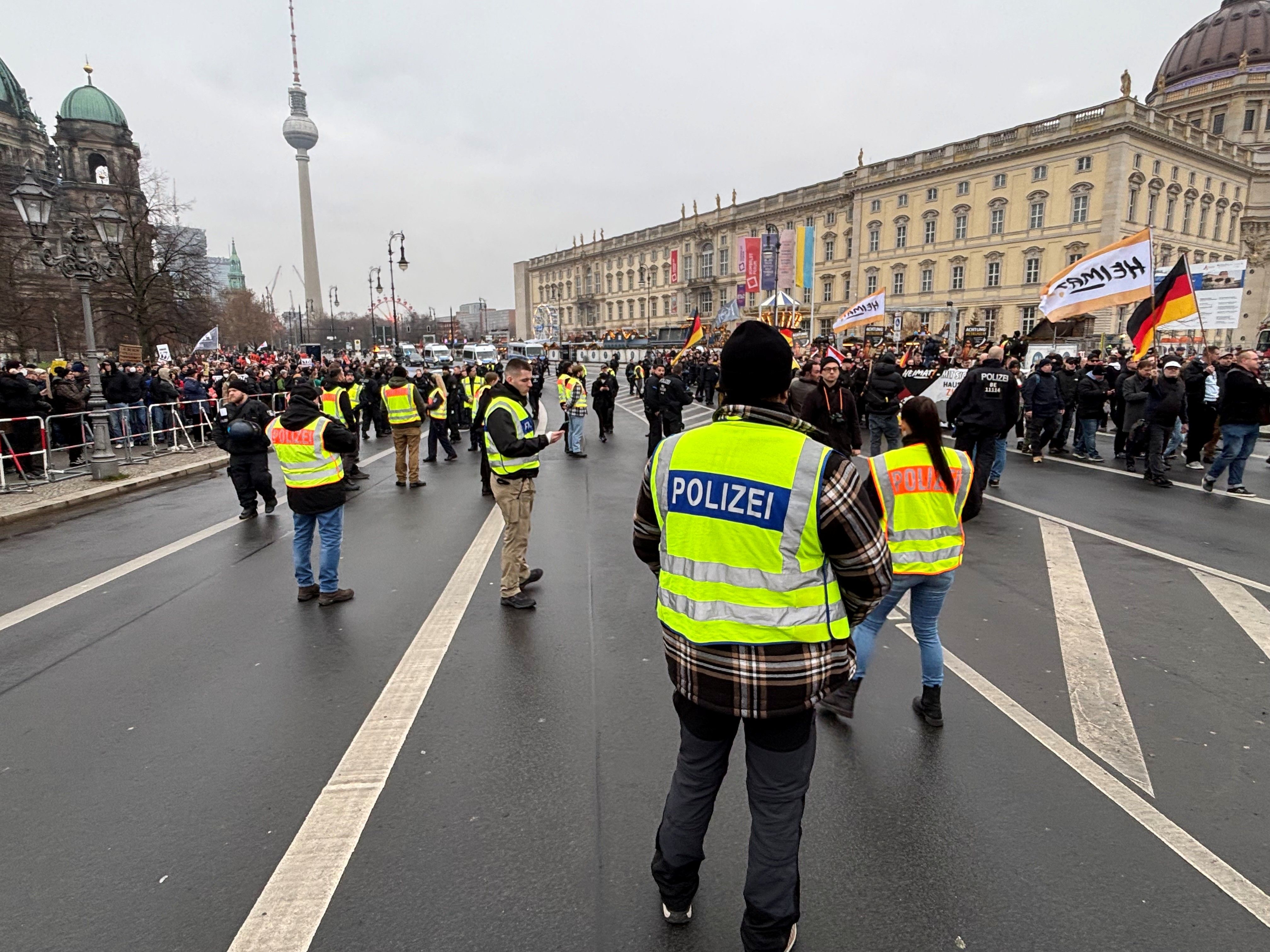 Image - Eskalation am Schloss: Rechtsextreme Demo trifft auf massiven Gegenprotest in Berlin-Mitte