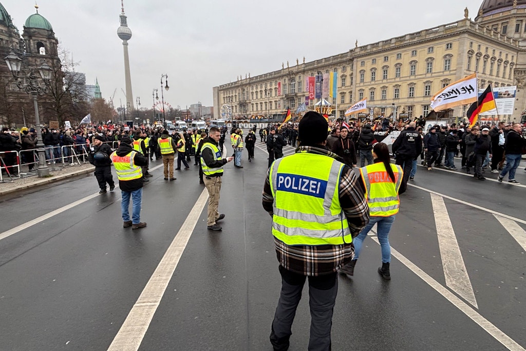 Eskalation am Schloss: Rechtsextreme Demo trifft auf massiven Gegenprotest in Berlin-Mitte