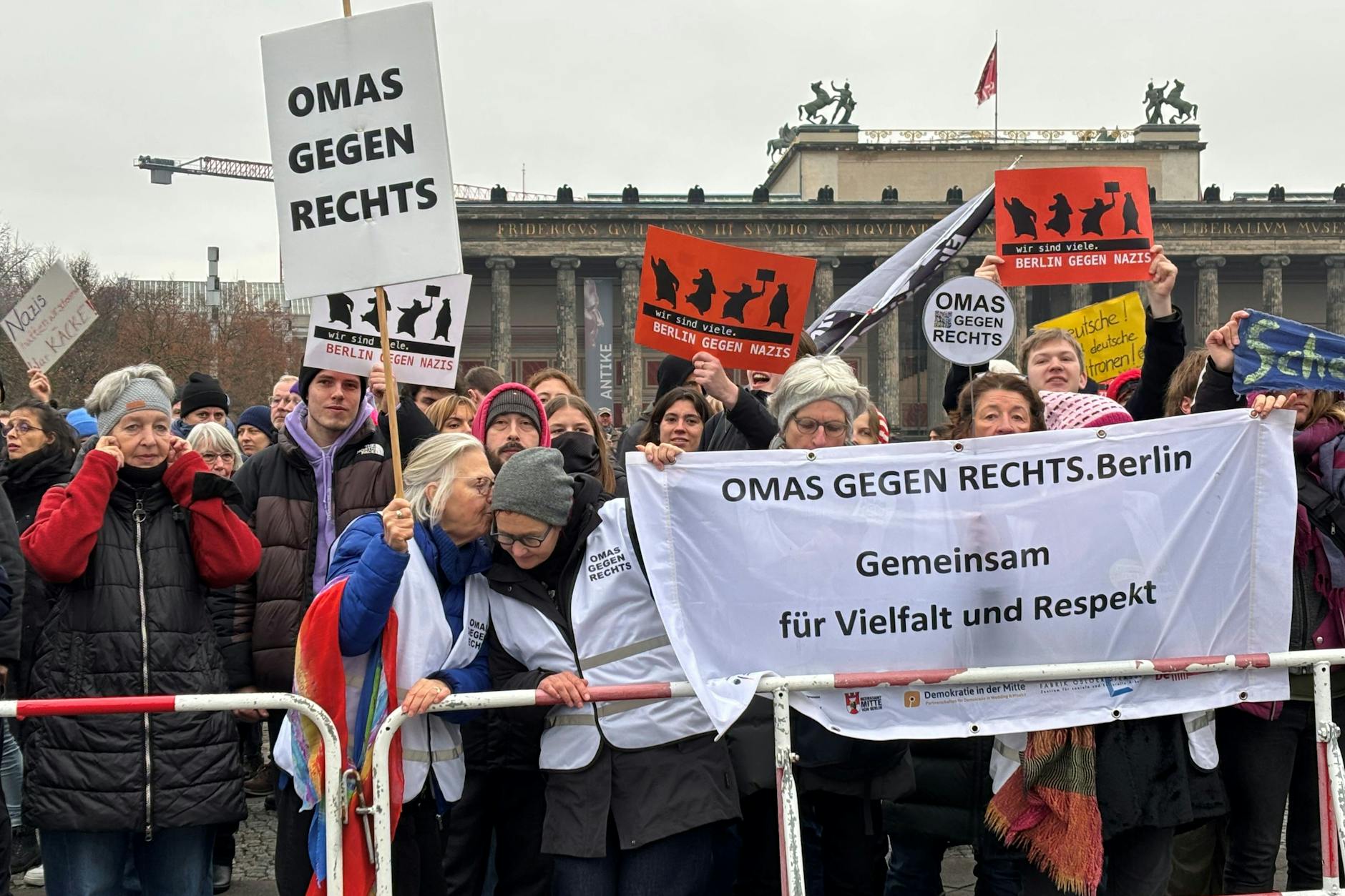 „Nazis raus“: Bei den drei Gegendemonstrationen waren die „Omas gegen rechts“ vertreten.