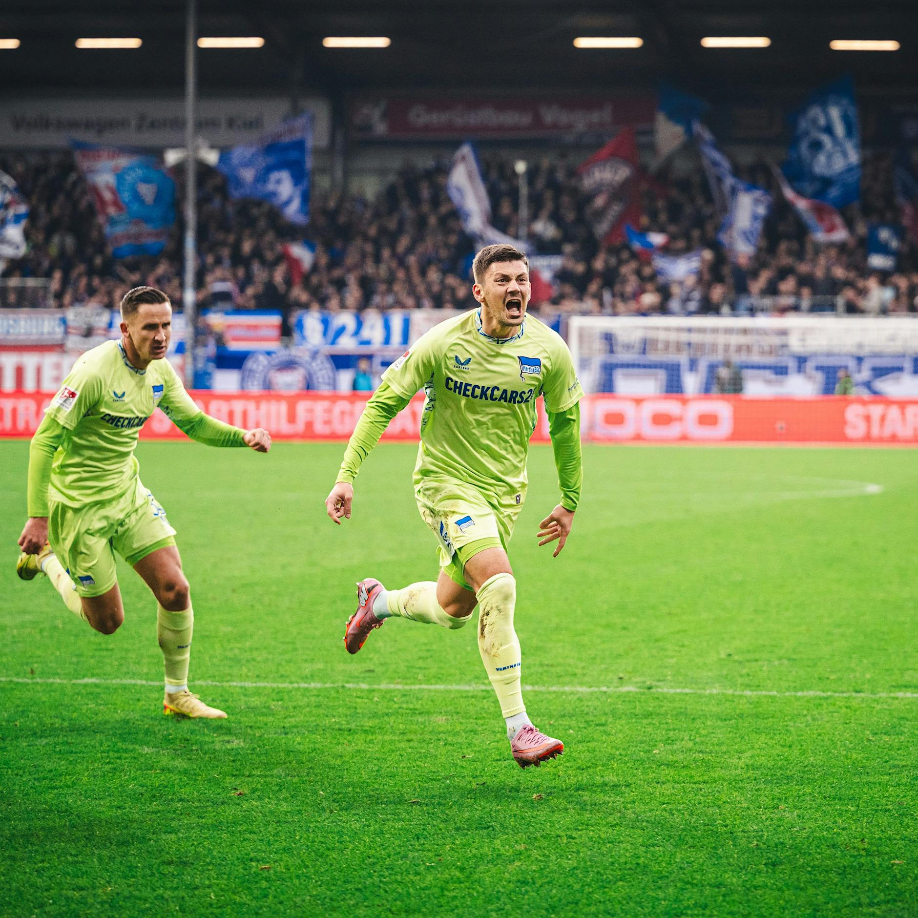 Traum-Comeback von Herthas Kownacki: Pass, Sprint, Kopfball, Tor!