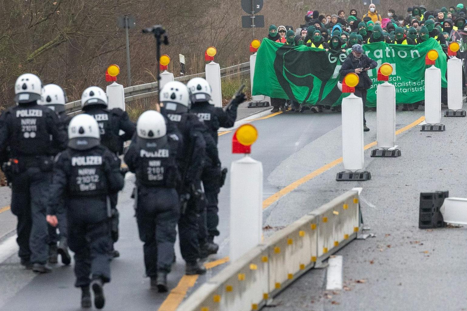 Schon am Morgen kam es in Gießen in Hessen zu ersten Zusammenstößen zwischen Demonstranten und der Polizei.