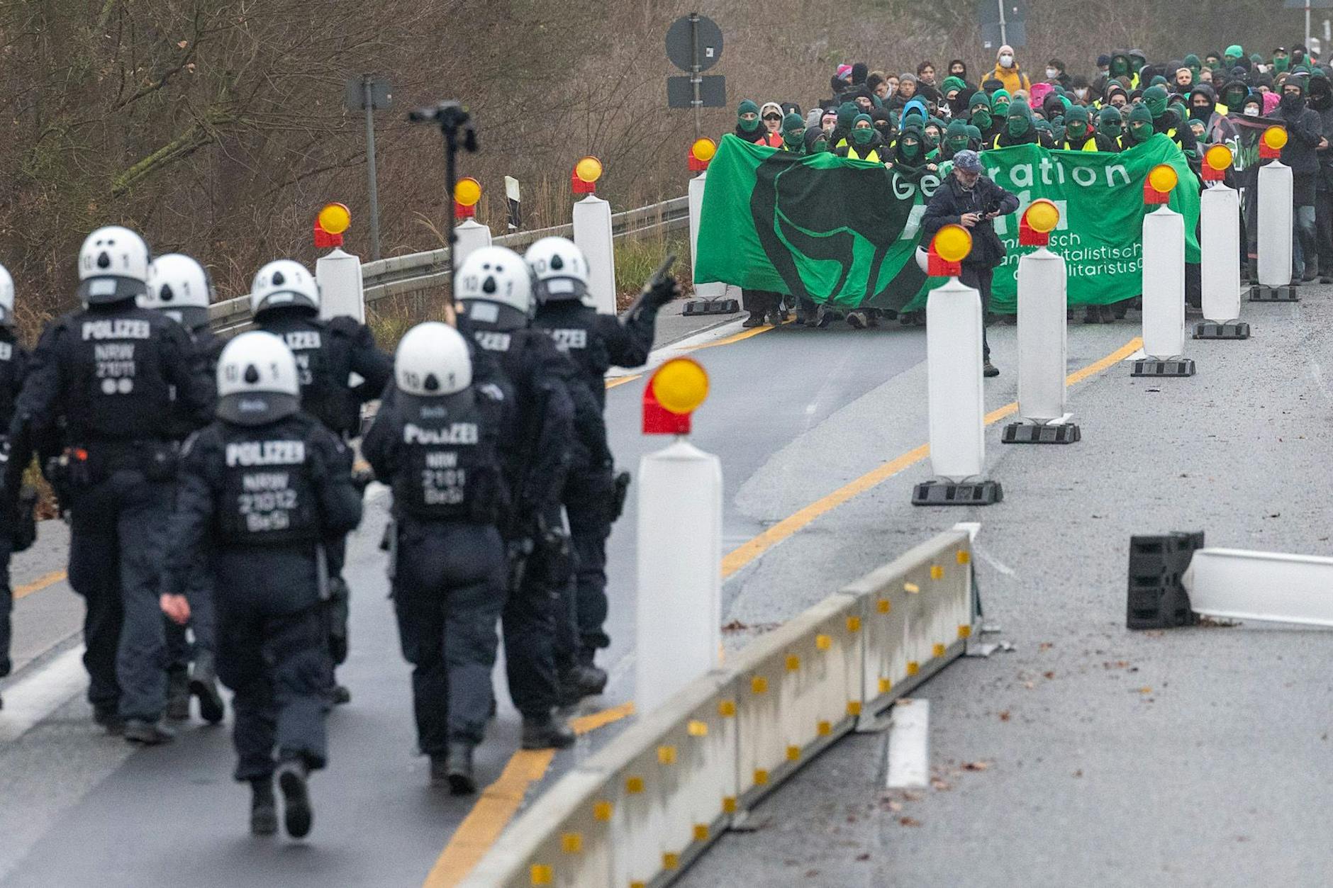 Protest gegen AfD: Demonstranten beschädigen Autos, Wasserwerfer im Einsatz!