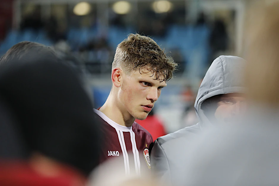 Dynamos Teenie Moritz Polte war wegen seine Fehlers, der zum Strafstoß für Chemnitz führte, am meisten gefrustet.