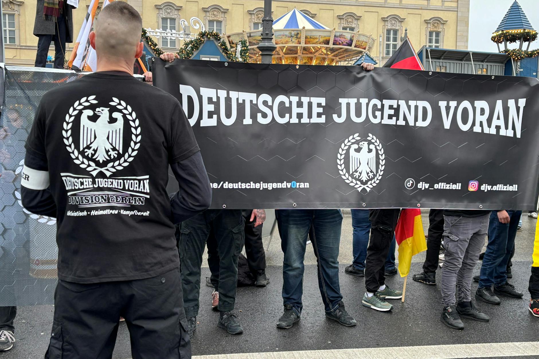 Deutsche Jugend voran, Division Berlin: Der Verfassungsschutz rechnet die Gruppe mehreren aktionsorientierten rechtsextremistischen Jugendbewegungen zu.