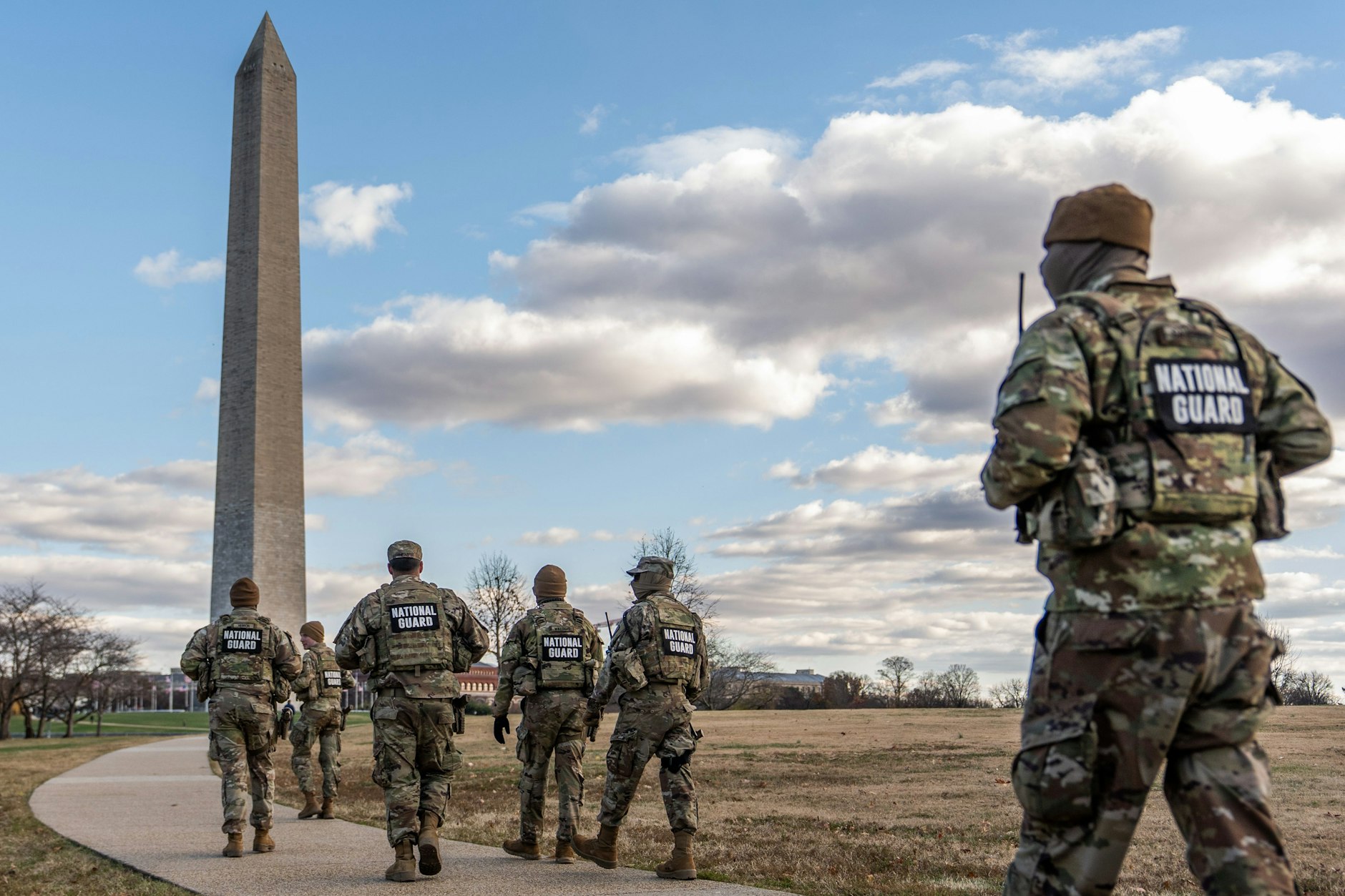 Nationalgardisten patrouillieren nach dem Angriff auf zwei Nationalgardisten vor dem Washington Monument auf der National Mall.