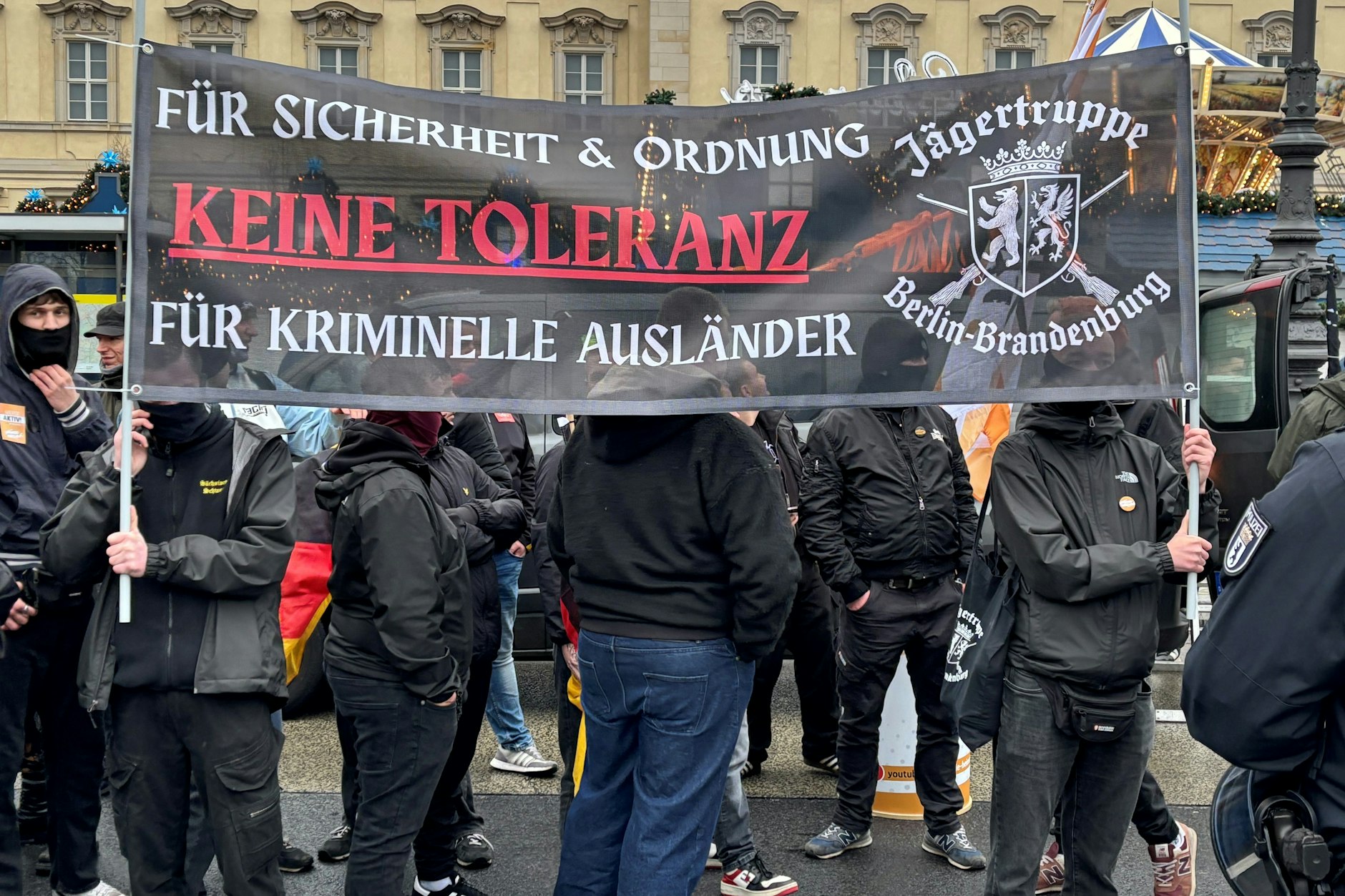 Auch die „Jägertruppe“ zeigte sich bei der Demonstration am Schloss, allerdings größtenteils vermummt.