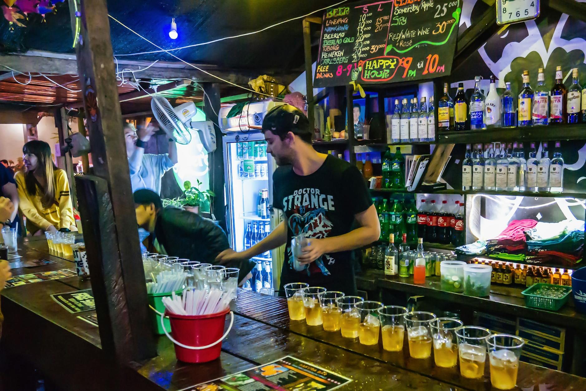Eine Bar in Laos. In dem Land wird wie in vielen anderen ärmeren Staaten Alkohol gepanscht, was in der Vergangenheit zu zahlreichen Todesfällen führte.