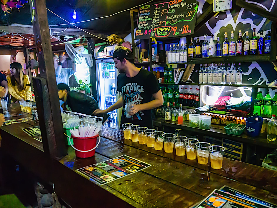 Eine Bar in Laos. In dem Land wird wie in vielen anderen ärmeren Staaten Alkohol gepanscht, was in der Vergangenheit zu zahlreichen Todesfällen führte.
