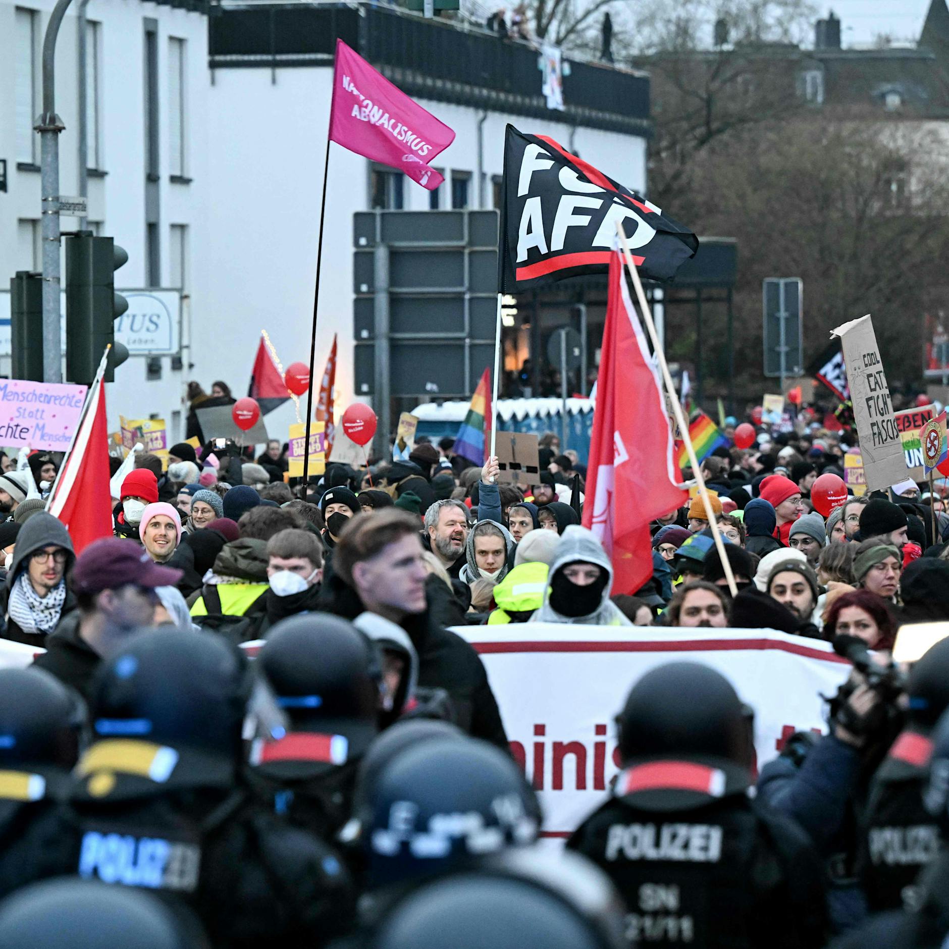 Protest gegen AfD: Straßen blockiert, Demonstranten schießen auf Polizei!