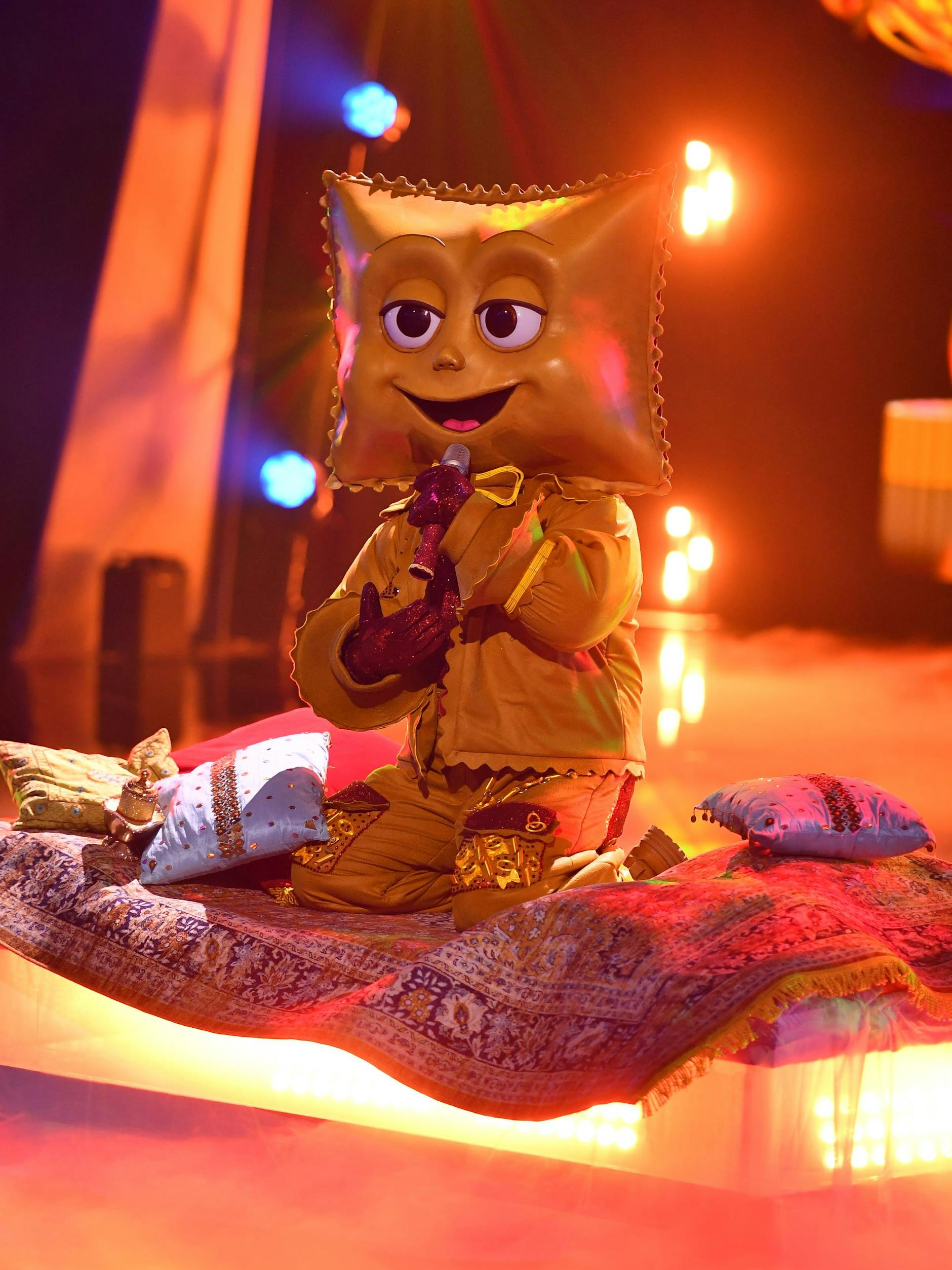 In der letzten Folge von „Masked Singer“ sang Rave-Ioli einen Song aus dem Musical Aladdin. Doch wer steckt im Kostüm? Fans glauben: Im Ravioli steckt Pietro Lombardi!