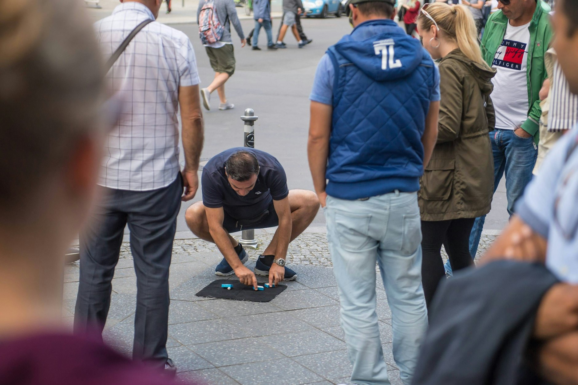 In Berlin wird am Samstag sogar gegen Hütchenspieler protestiert, die Berlinern und Touristen das Geld aus der Tasche ziehen.