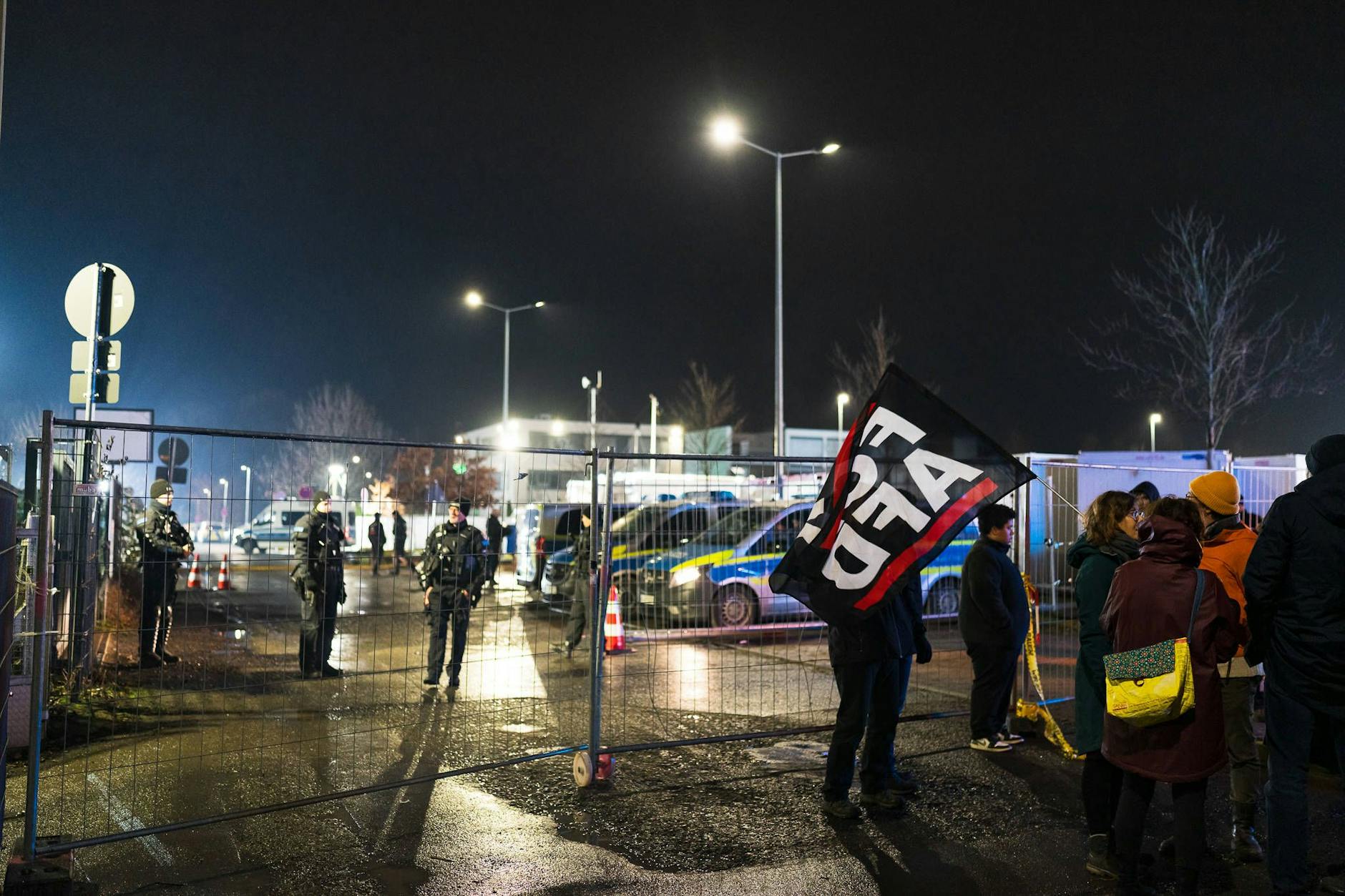 Polizei mit Großaufgebot in Gießen am Freitagabend – ebenso wie AfD-Gegner.