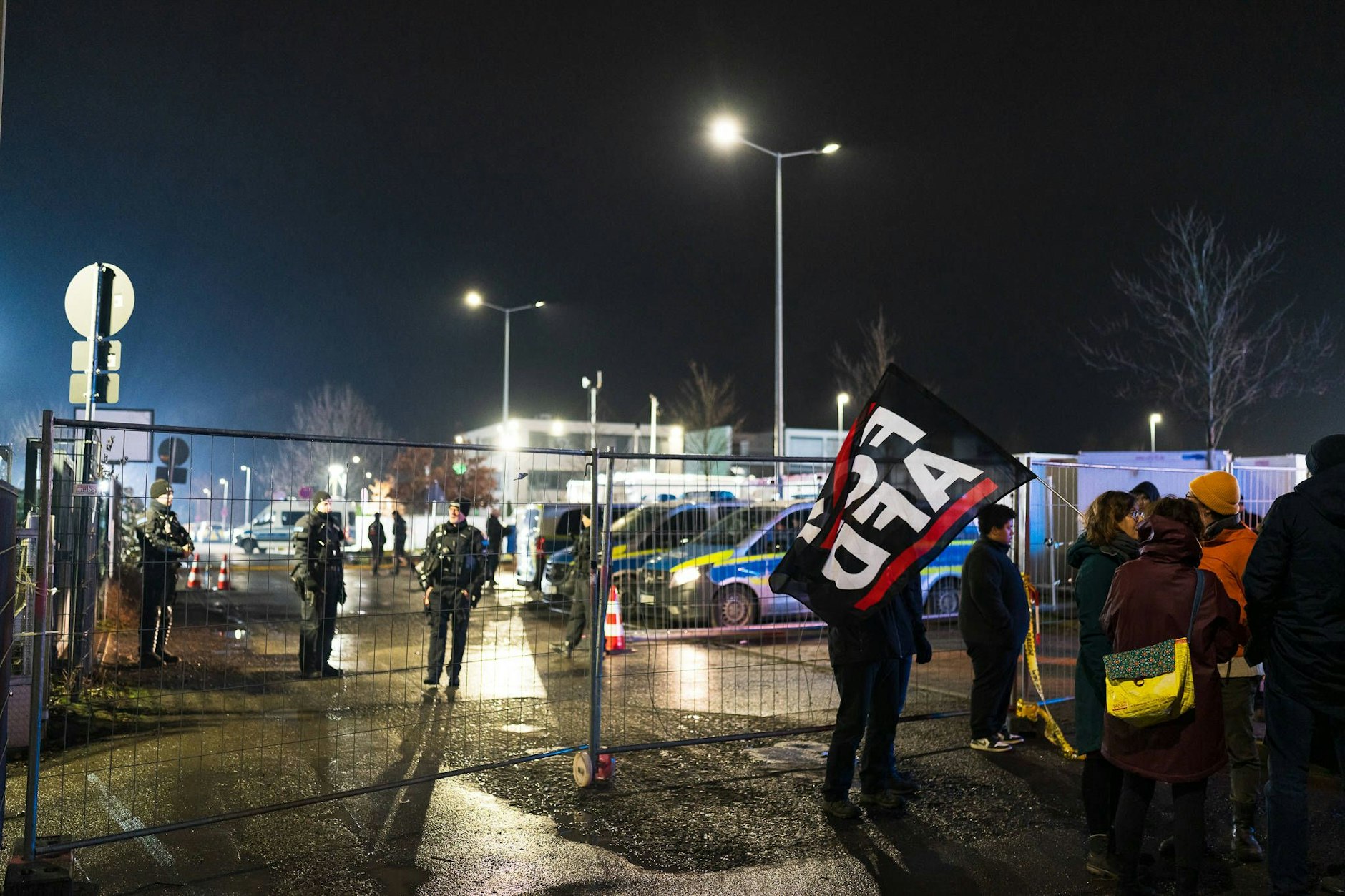 Polizei mit Großaufgebot in Gießen am Freitagabend – ebenso wie AfD-Gegner.