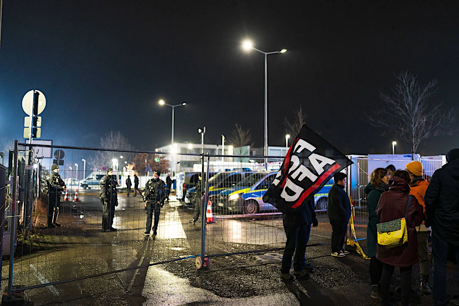 Polizei mit Großaufgebot in Gießen am Freitagabend – ebenso wie AfD-Gegner.