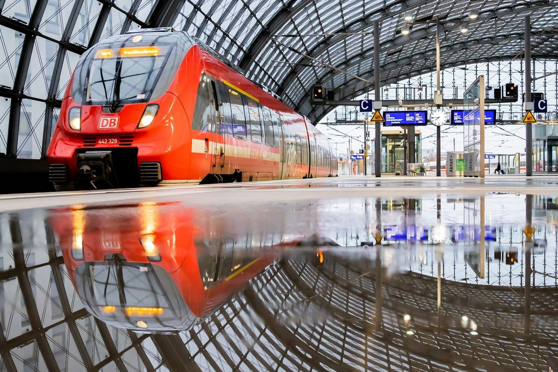 Mit dem Deutschlandticket können auch die Regionalzüge der Deutschen Bahn genutzt werden. Doch vielen Kunden der S-Bahn Berlin droht die Kündigung - wenn sie nicht reagieren.