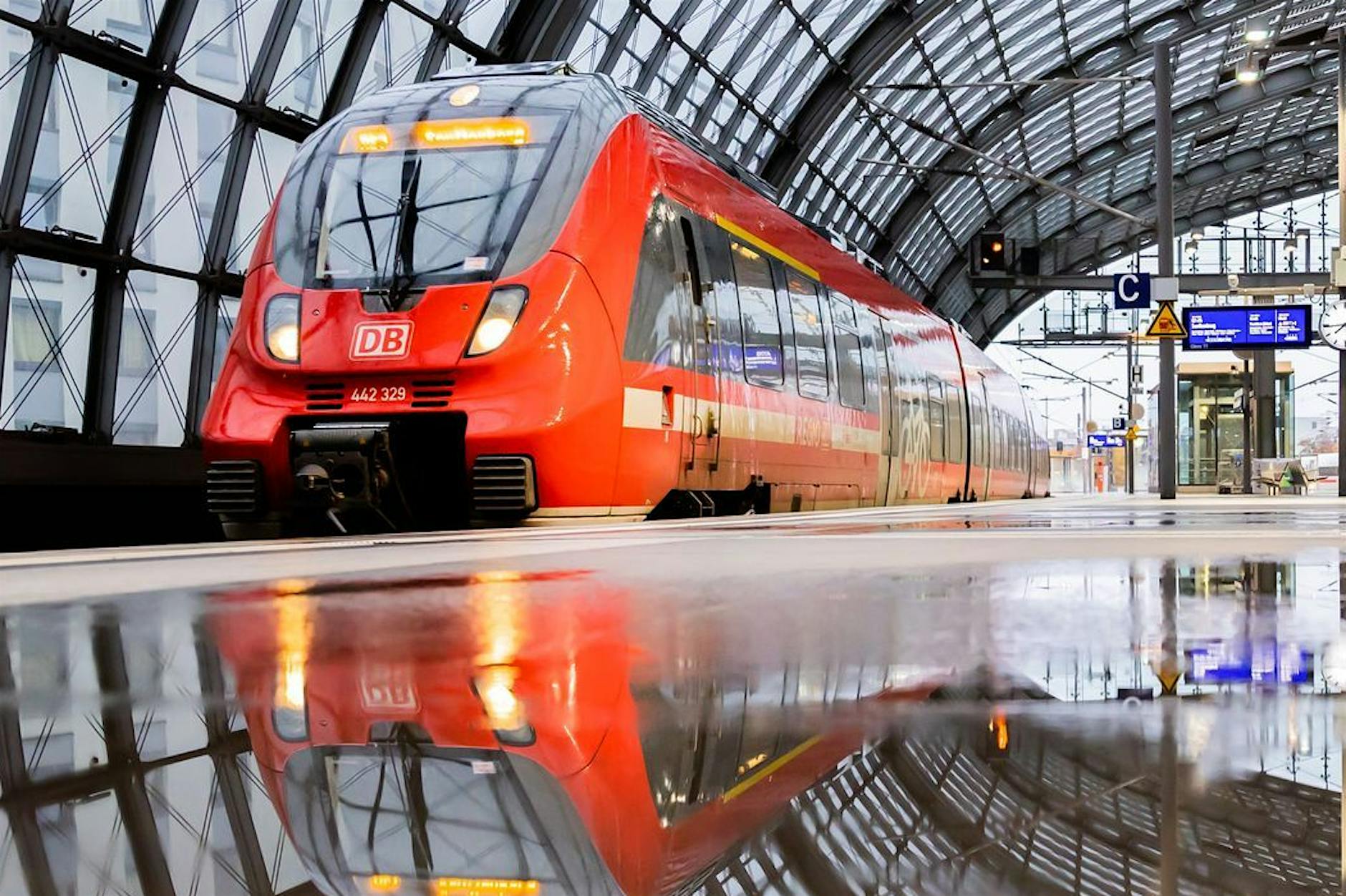 Falle beim Deutschlandticket: Tausenden Berlinern droht Kündigung!