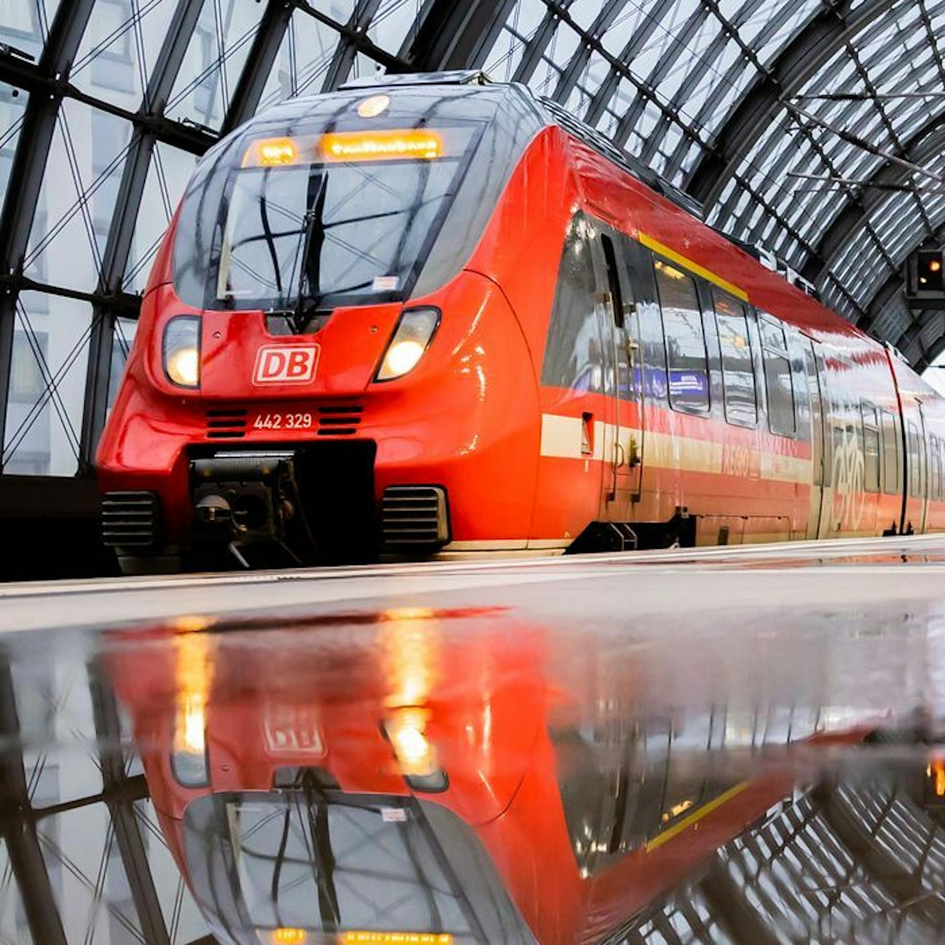 Falle beim Deutschlandticket: Tausenden Berlinern droht Kündigung!