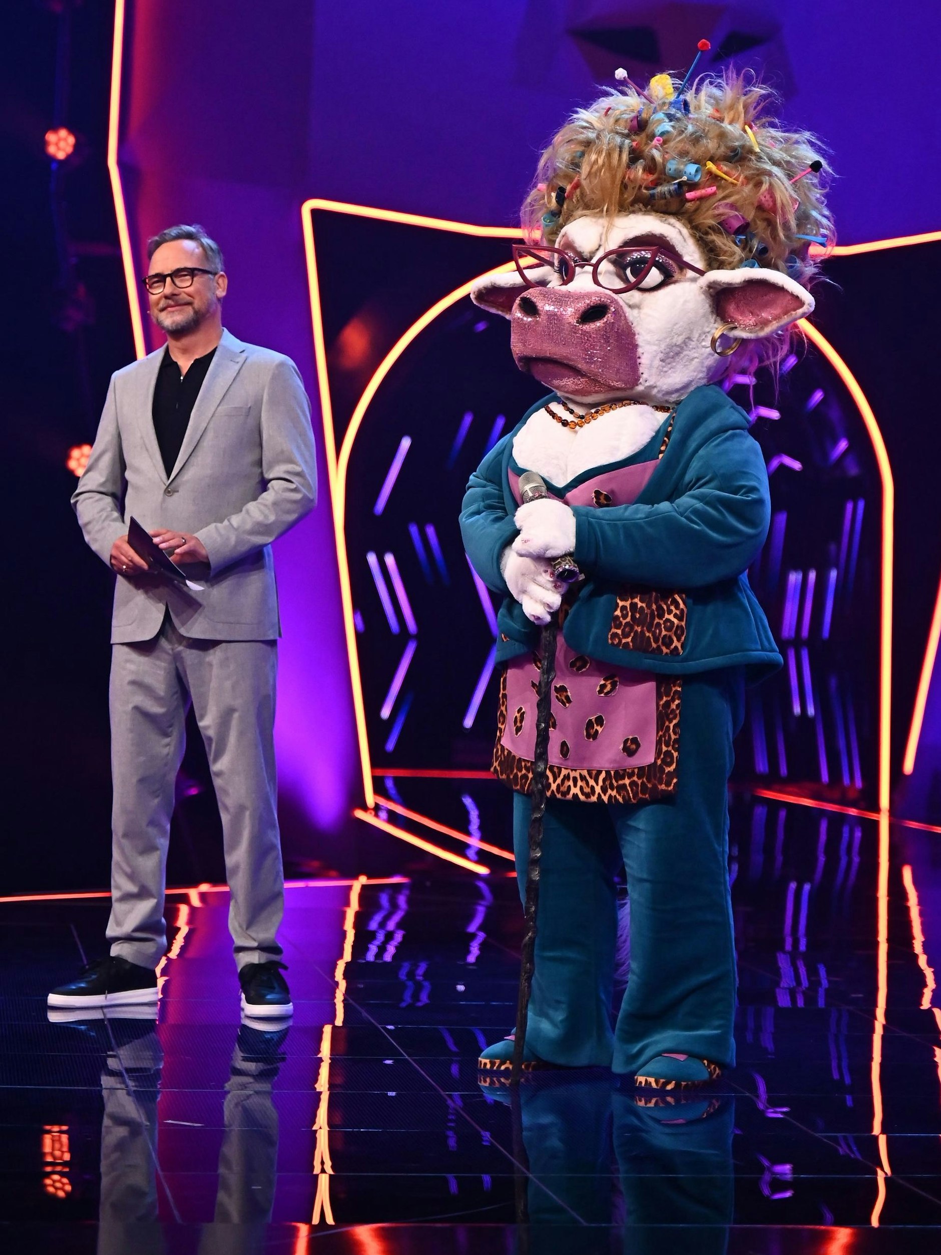 Die Kuh Muuhnika auf der Bühne von „Masked Singer“ zusammen mit Moderator Matthias Opdenhövel.