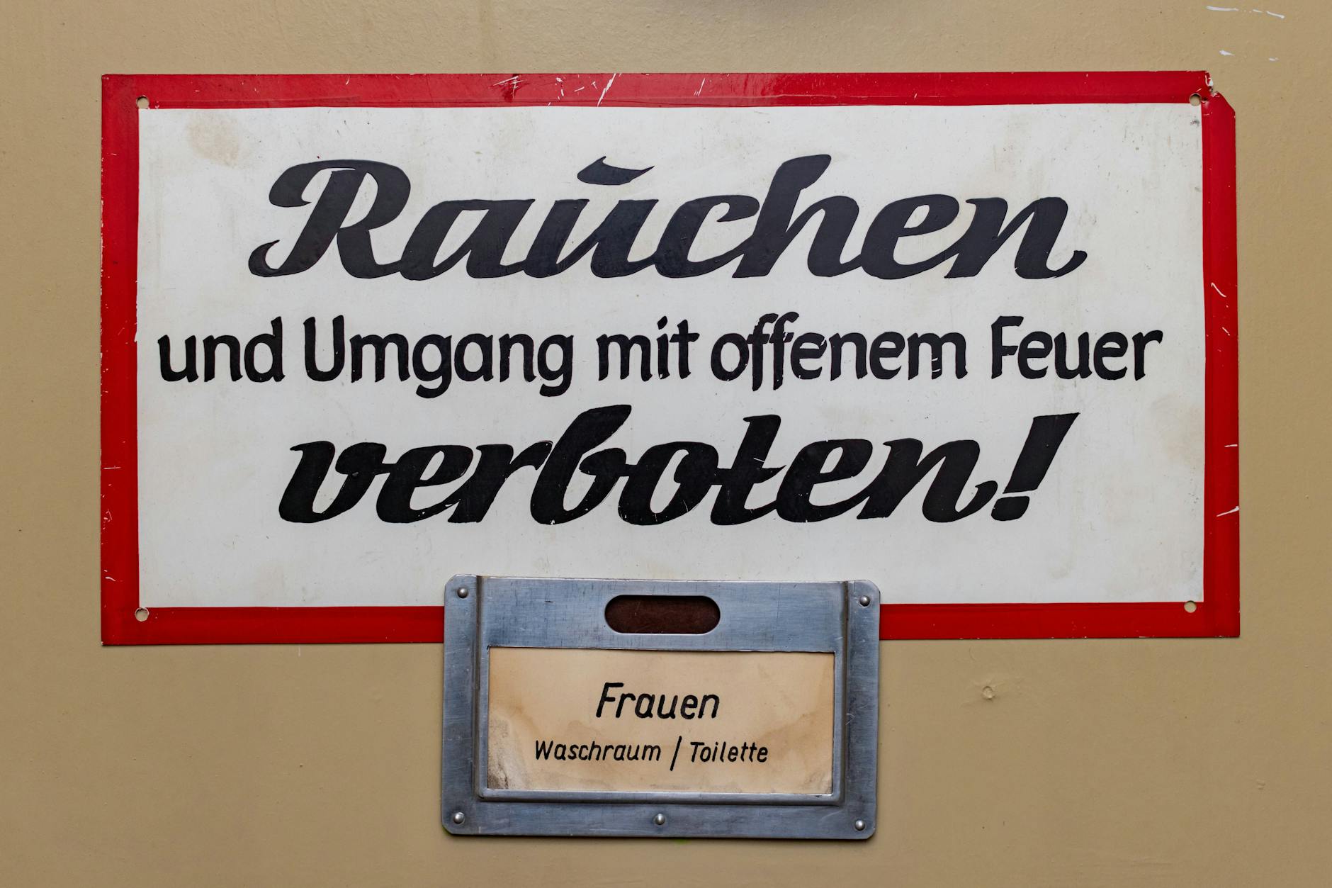 In der DDR war Rauchen verpönt, doch viele griffen trotzdem zur Zigarette. Eine neue Studie zeigt, dass auch das Westfernsehen Einfluss darauf gehabt haben könnte.