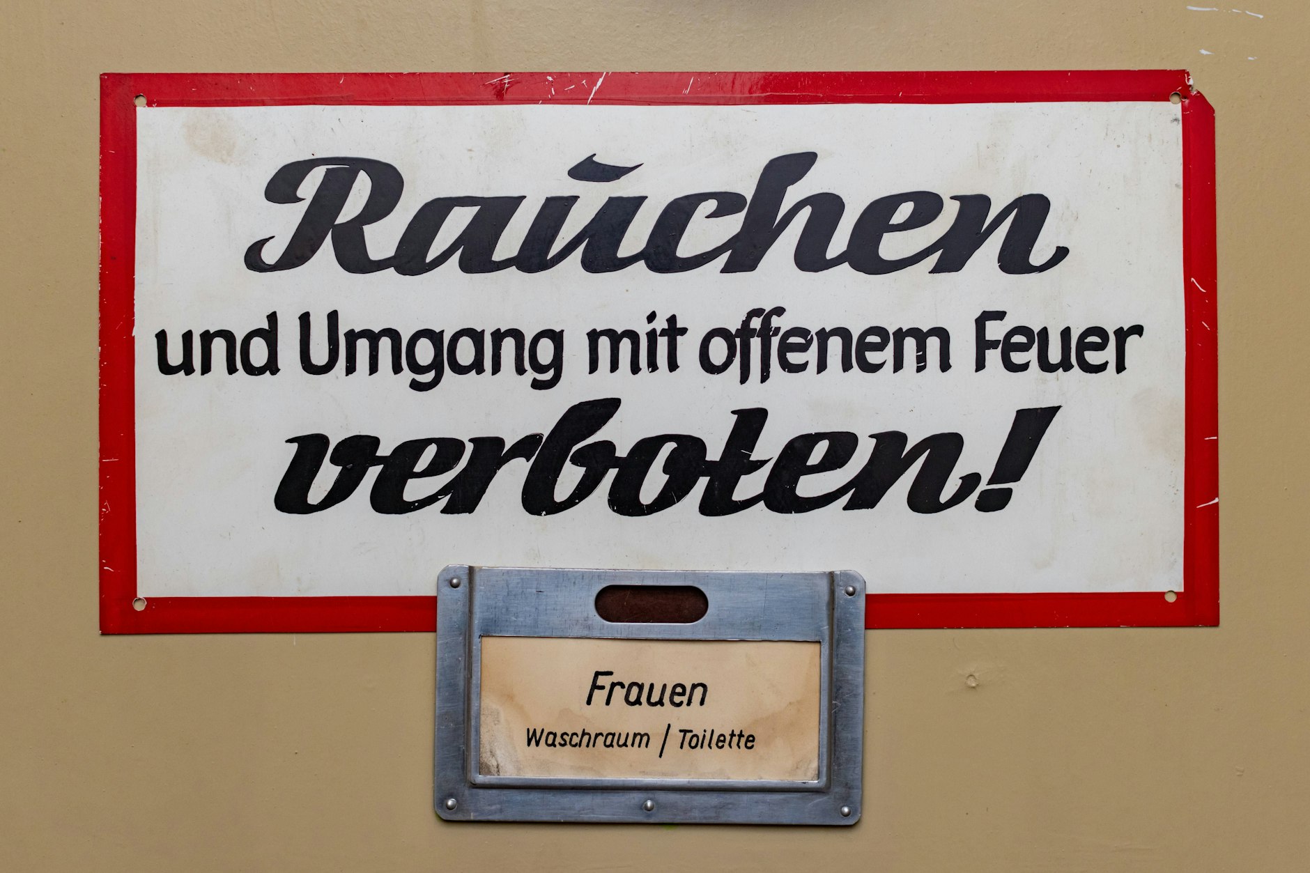 In der DDR war Rauchen verpönt, doch viele griffen trotzdem zur Zigarette. Eine neue Studie zeigt, dass auch das Westfernsehen Einfluss darauf gehabt haben könnte. 