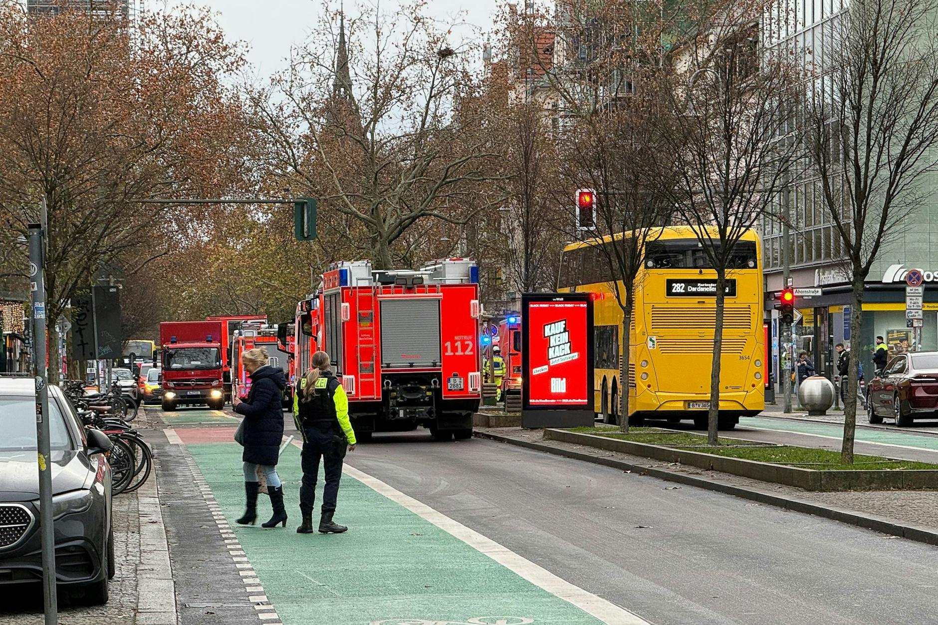 Die Berliner Feuerwehr war wegen einer Rauchentwicklung am U-Bahnhof Schloßstraße mit einem Großaufgebot im Einsatz.