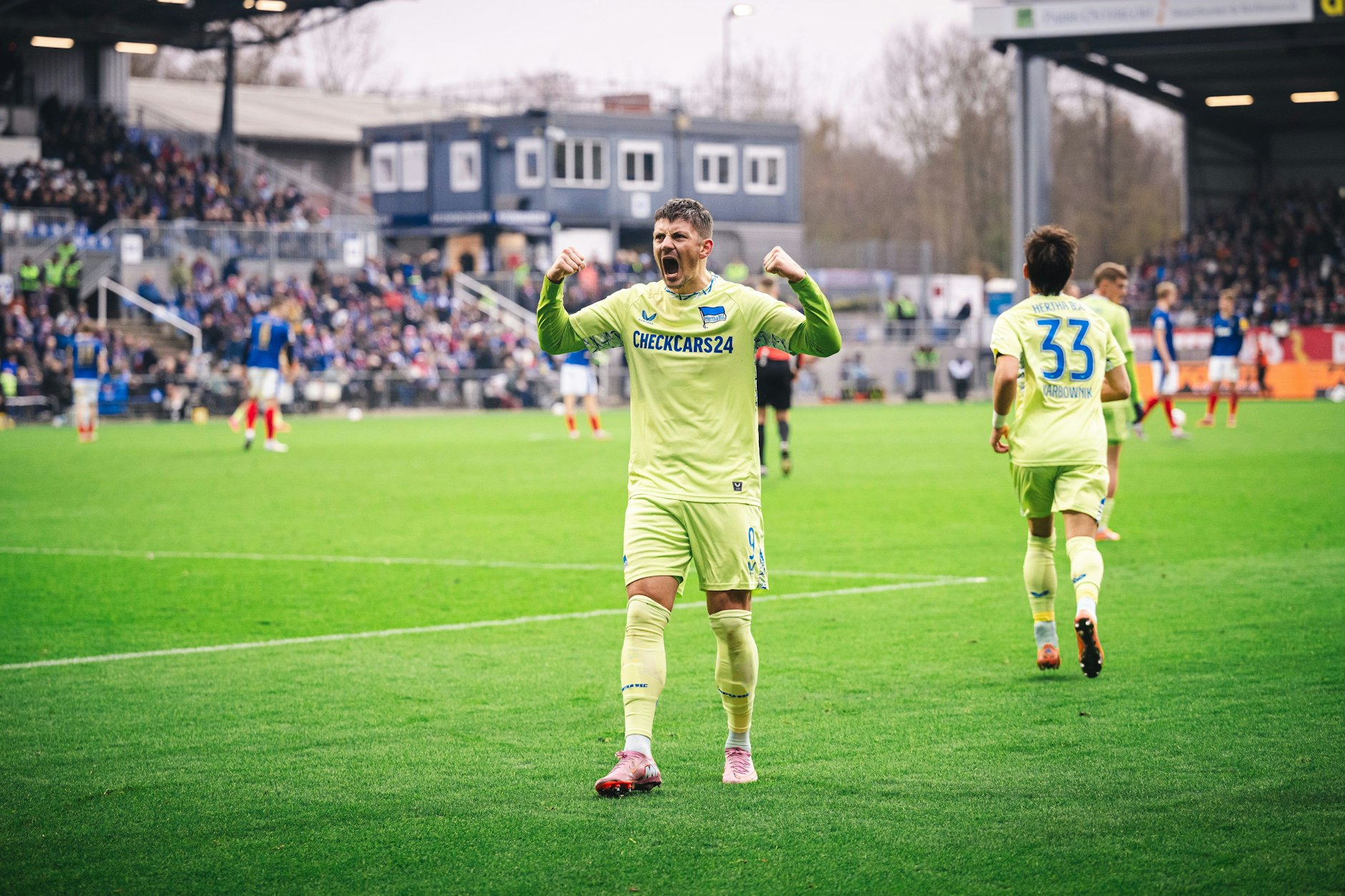 Dawid Kownacki von Hertha BSC feiert sein Tor zum 0:1 bei Holstein Kiel. 