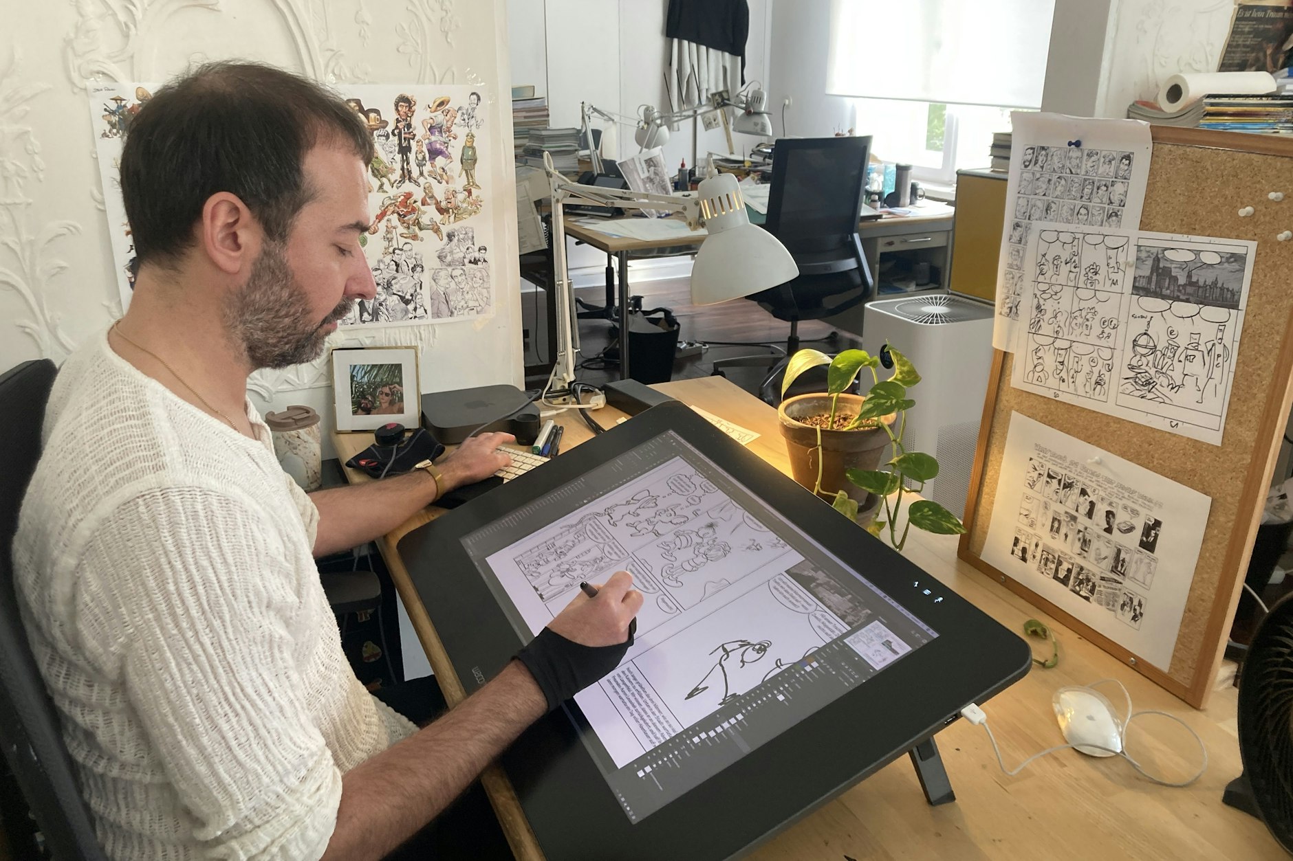 Hier wird noch per Hand gezeichnet: Benjamin Karre arbeitet an Heft Nr. 600.