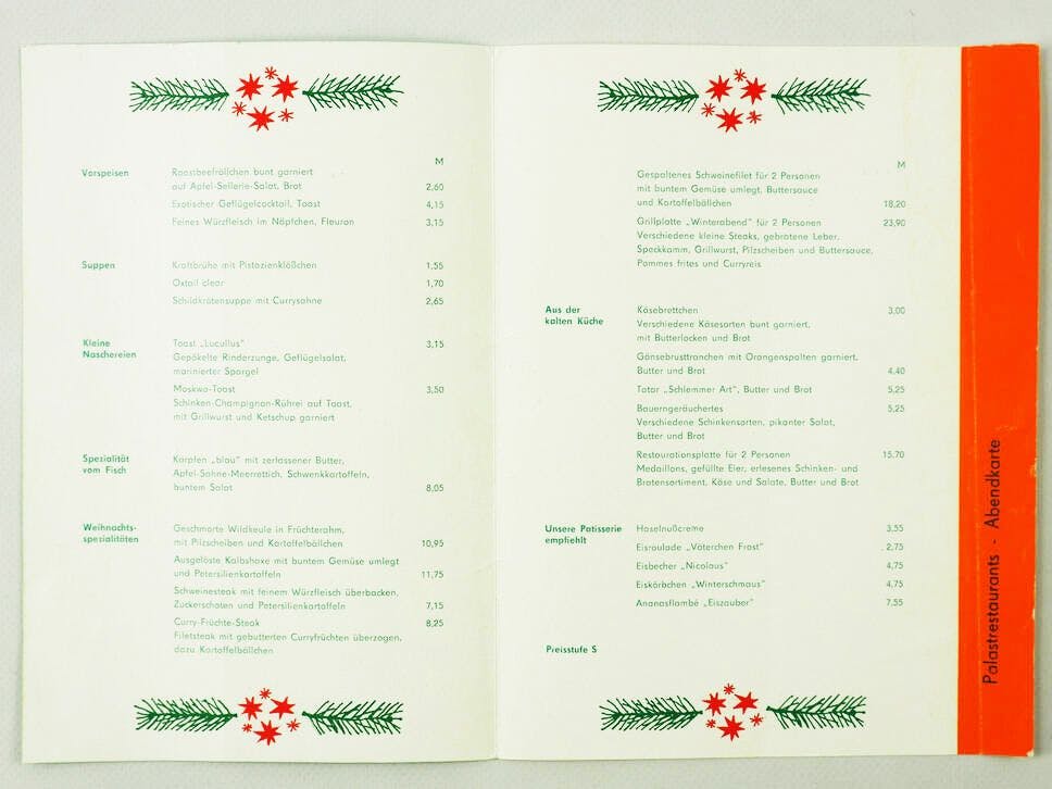 Speisekarten aus der DDR erinnern noch heute daran, was damals auf den Tisch kam. Diese hier stammt aus dem Palast der Republik, befindet sich heute im Fundus des DDR Museum Berlin.