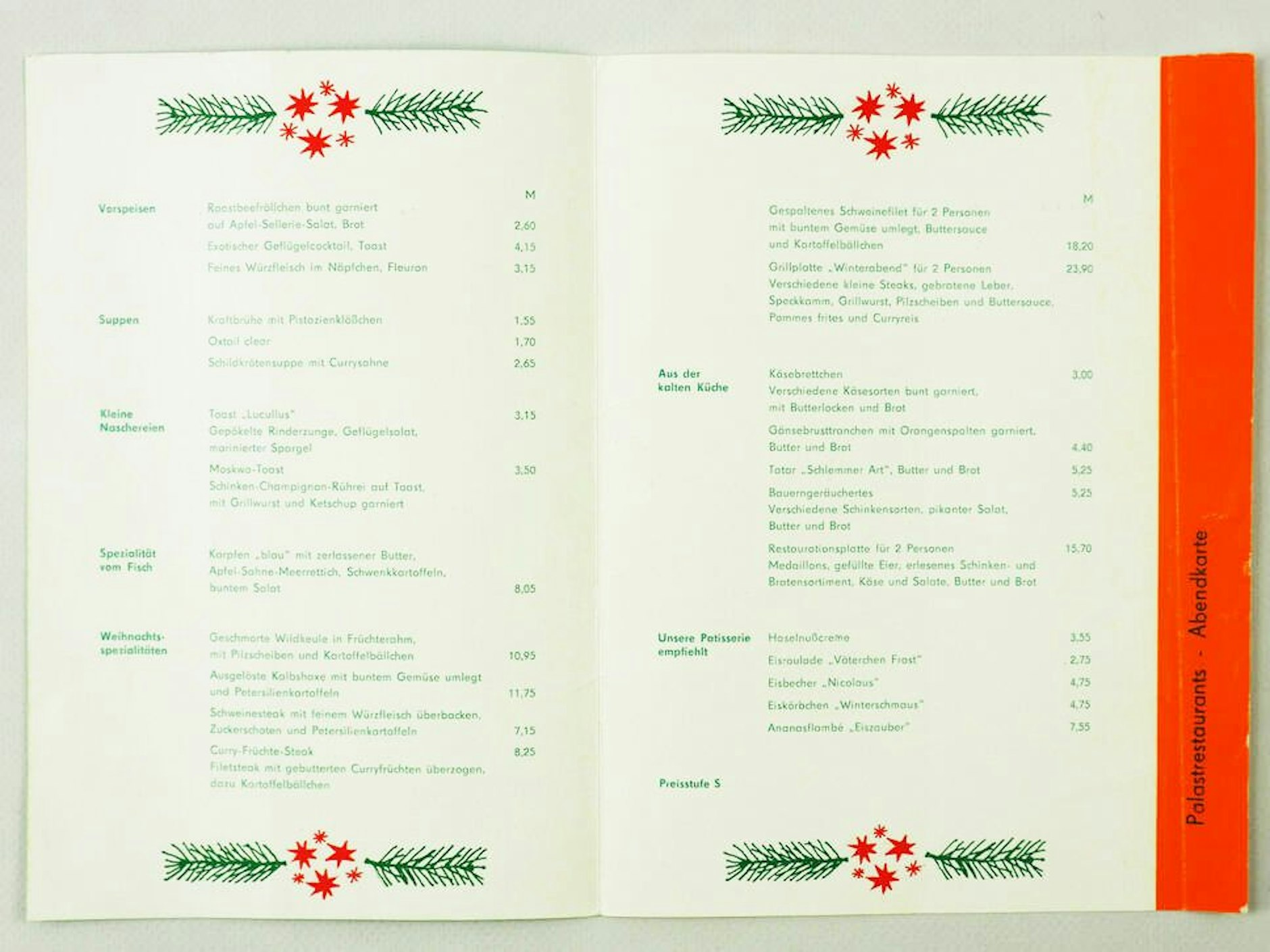 Speisekarten aus der DDR erinnern noch heute daran, was damals auf den Tisch kam. Diese hier stammt aus dem Palast der Republik, befindet sich heute im Fundus des DDR Museum Berlin.