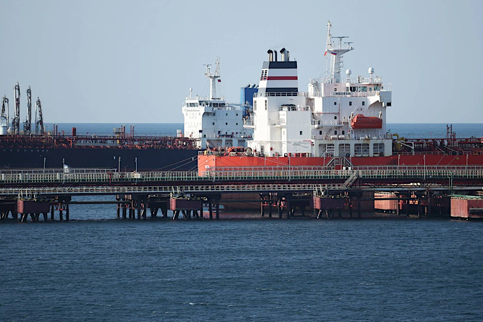 Ein Öltanker liegt am Hafen Noworossijsk (Symbolbild).